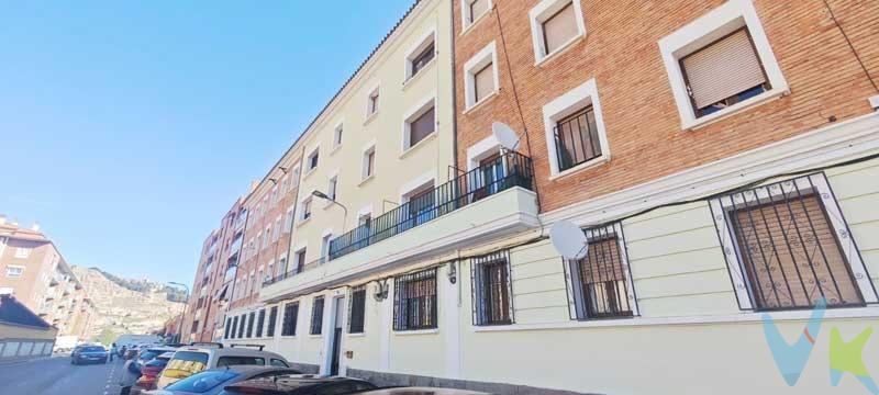 <b>CALATAYUD - c/Jusepe Leonardo Chavacier: </b>Junto a plaza de toros. Piso de 90 metros construidos. Salón, 3 dormitorios, cocina amueblada y equipada, despensa y cuarto de baño. . Calefacción de gas ciudad con caldera individual. Comunidad solo 30€/mes. Suelos de gres, puertas y ventanas de madera. . Muy luminoso, preparado para personas con movilidad reducida, cerca de todo tipo de servicios, parque, colegios, centro de salud, supermercados, farmacia. Estación de autobús y de ave.
