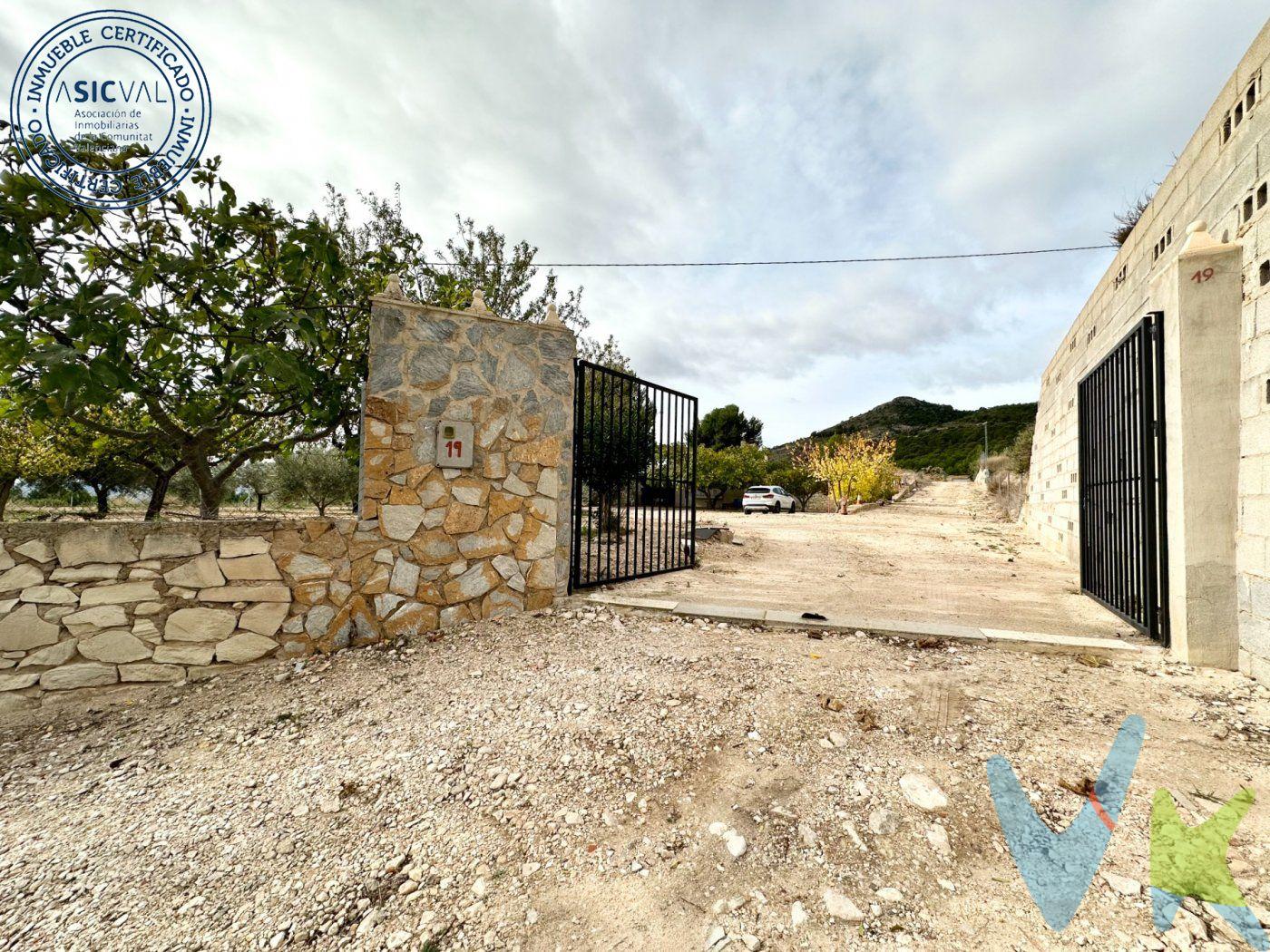 Se vende esta casa de campo en Sax, en la zona El Puerto. La vivienda, se encuentra construida en una parcela de 5.037 m2, con olivos, almendros, pinos, etc. Dispone de una amplia cocina con chimenea, salón comedor (también con chimenea), cuatro dormitorios y un baño. La edificación está preparada para construir una altura más. Toda la finca se encuentra vallada, y con los suministros de luz y agua. Llámanos, la visitaremos sin compromiso. . * Le informamos de que esta vivienda se comercializa en mandato de exclusividad. Por dicho motivo, se ruega no molestar a los propietarios u ocupantes del inmueble o, en su defecto, a los vecinos. Quedamos a su disposición para resolver cualquier consulta.