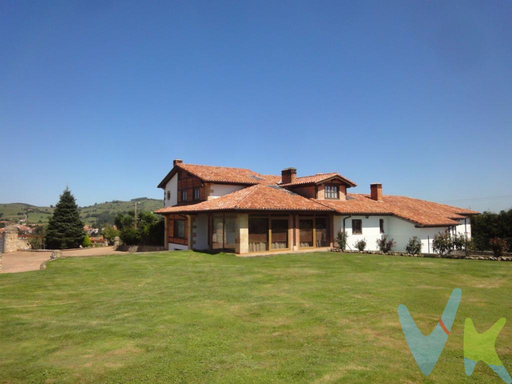 Hay pocos edificios con la calidad de materiales tan exigente que se han utilizado para la construcción de esta vivienda. Solo nos daremos cuenta del paso de los años desde que se puso la primera piedra, por la altura los arboles y arbustos que adornan una finca de casi 10.000 m2 cerrada con muro de piedra en su mayor parte. Situado a menos de 1 km del centro de Santillana, su enclave es estratégico, espectaculares vistas, pocos vecinos y a 5 kms de la autovia. El Edificio se divide en dos partes diferenciadas, una de vivienda (o casa rural), con 5 dormitorios, salón, cocina, 3 baños, 1 aseo y un porche cerrado y otra parte actualmente destinado a Hotel que se compone de 12 Habitaciones dobles con baño, un gran salón con chimenea, dos comedores, recepción y zonas de trabajo (lavandería, cocina...). Las dos partes estan perfectamente comunicadas para poder destinarlo todo a vivienda sin hacer nada de obra. Además cuenta con un garaje para dos vehiculos. Piscina climatizada cubierta (50 m2), pista de tenis, un gran estanque con cascada, aparcamiento para alrededor de 13 vehiculos, son algunos de los servicios con los que cuenta la finca. Para mas información no dude en solicitarla. Estaremos encantados de atenderle.