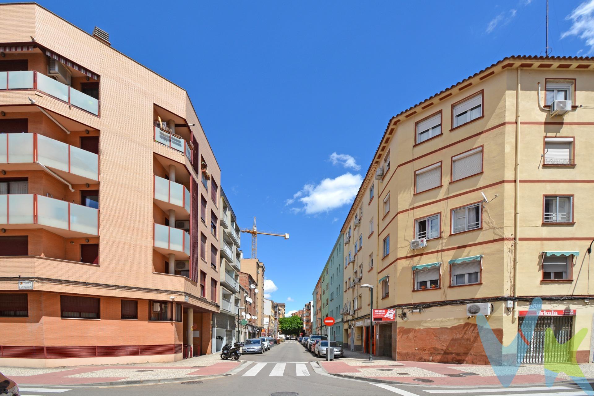 OCASIÓN DE PISO EN LA ALMOZARA PARA ENTRAR A VIVIR - C/ JUAN BAUTISTA DEL MAZO. Piso compuesto por dos dormitorios, salón, cocina independiente totalmente equipada y un baño. Se vende con mobiliario, tal y como se ve en el reportaje fotográfico. Finca del año 1960. 1ª planta interior CON ASCENSOR. Suelos de baldosa, puertas de madera y ventanas de aluminio. Calefacción eléctrica mediante acumuladores y agua caliente por termo eléctrico. Gastos de comunidad de 50€. IDEAL COMO PRIMERA VIVIENDA O COMO INVERSIÓN. En el barrio de La Almozara. Transportes y comercios de todo tipo a un paso de la vivienda. No te pierdas el tour 360º y el reportaje fotográfico que hemos preparado para ti. BUSCAMOS SOLUCIONES🏡,. ENCONTRAMOS HOGARES💙. Si necesitas financiación no lo dudes, tenemos asesoramiento financiero sin compromiso. Infórmate. IMPORTANTE: El precio no incluye impuestos, gastos de notaría, registro ni honorarios de intermediación. Este anuncio tiene carácter informativo y no es contractual. Puede estar sujeto a errores o modificaciones.