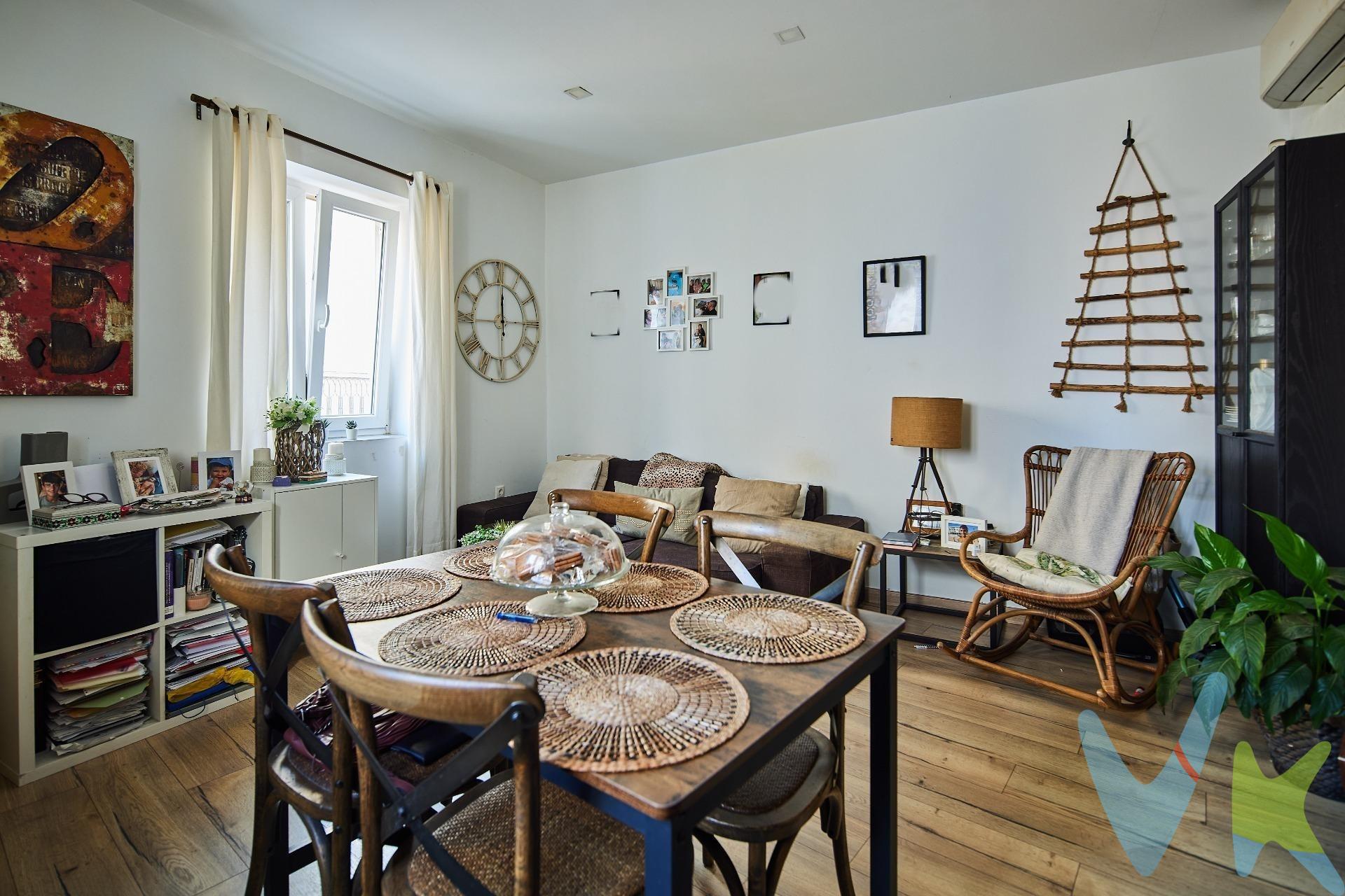 Descubre esta joya reformada en una de las calles más céntricas e importantes del casco hitórico de Cádiz donde la historia, el encanto y la vida urbana se fusionan a la perfección. A pasos de la Catedral, Plaza de las Flores, ayuntamiento y los principales atractivos del centro histórico. Un piso diseñado para enamorar,  cuidando cada detalle, esta propiedad ofrece un diseño moderno, funcional y lleno de estilo. Se vende completamente amueblada con mobiliario actual, elegante y acogedor,  y con aire acondicionado, listo para entrar a vivir o comenzar a rentabilizar desde el primer día. Dos habitaciones, un baño y amplio salón cocina con una luminosidad excepcional, gracias a que cada estancia es exterior, con balcones y ventanas perfecto para disfrutar del cielo azul característico de esta cuidad. . Ideal para quienes buscan una inversión segura con alta rentabilidad desde el primer día en el codiciado mercado gaditano. ¡No dejes escapar esta oportunidad única!. *Gastos, Impuestos y Honorarios de la Agencia no incluidos en el precio. *Si estás interesado en esta vivienda pero tienes que vender, contacta con nosotros, te ayudamos a encontrar comprador para tu inmueble. Periodo de validez de la publicación 31/12/2026. 