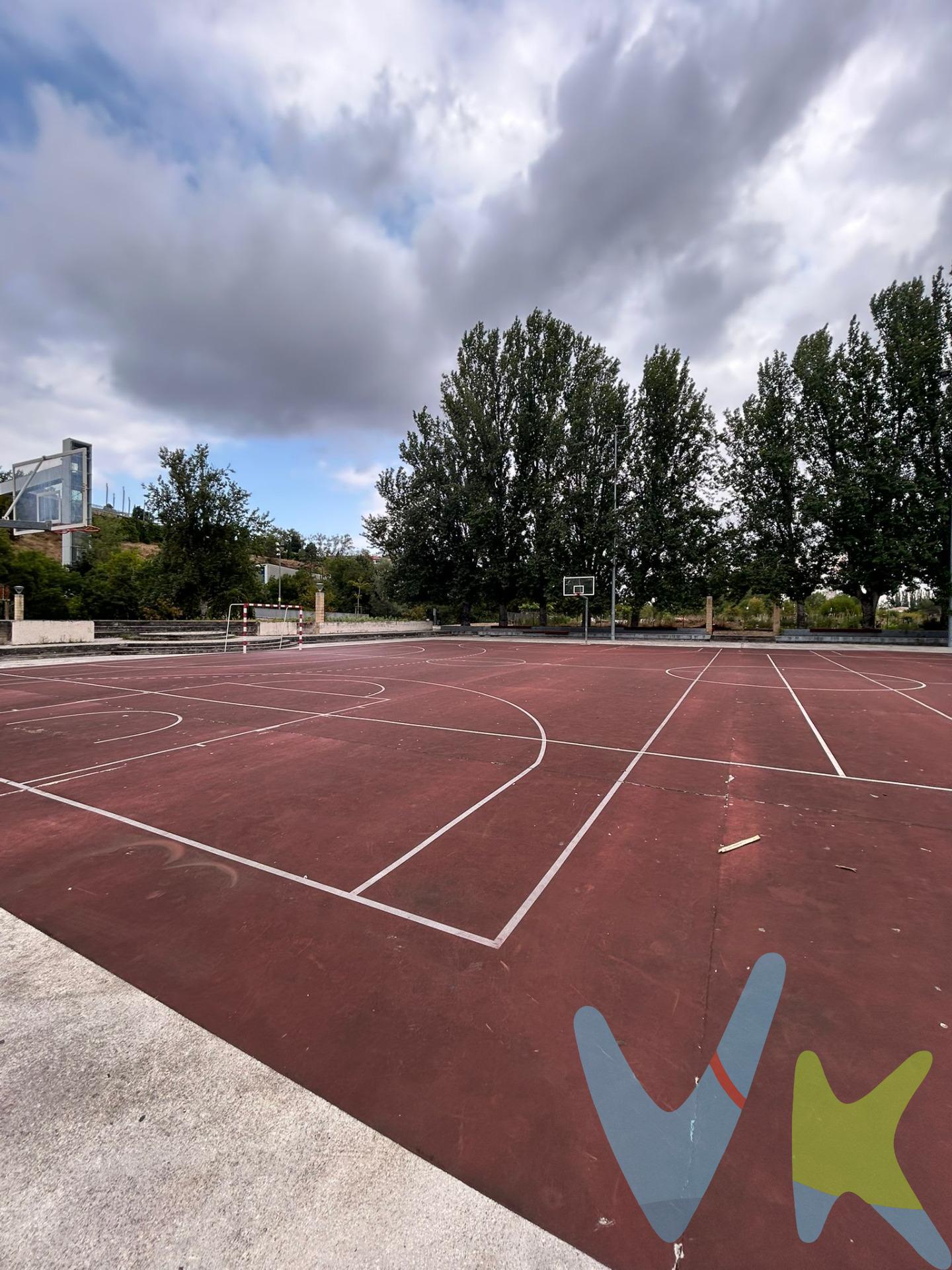 Se vende piso en quinta altura con ascensor, luminoso y bien distribuido, ubicado en el Grupo Urdánoz en el Barrio de Etxabakoitz de Pamplona, con todos los servicios a mano. La vivienda cuenta con: Cocina independiente de 5,75 m², Salón - Comedor de 12,18 m²,  Habitación principal de 10 m² con armario empotrado, Segundo dormitorio de 7,70 m², Tercer dormitorio de 6,13 m² y un baño, funcional y con ventilación. Fachada del edificio fue  rehabilitada hace unos años. Esta vivienda actualmente se encuentra alquilada  desde el año 2015 a unos inquilinos con todas las garantías y estupendas referencias,  por lo que sería ideal para para inversores que busquen rentabilidad en una zona en crecimiento, también sería una ocasión como vivienda habitual. ¡No dejes pasar esta oportunidad! Contáctanos para más información o para concertar una visita.