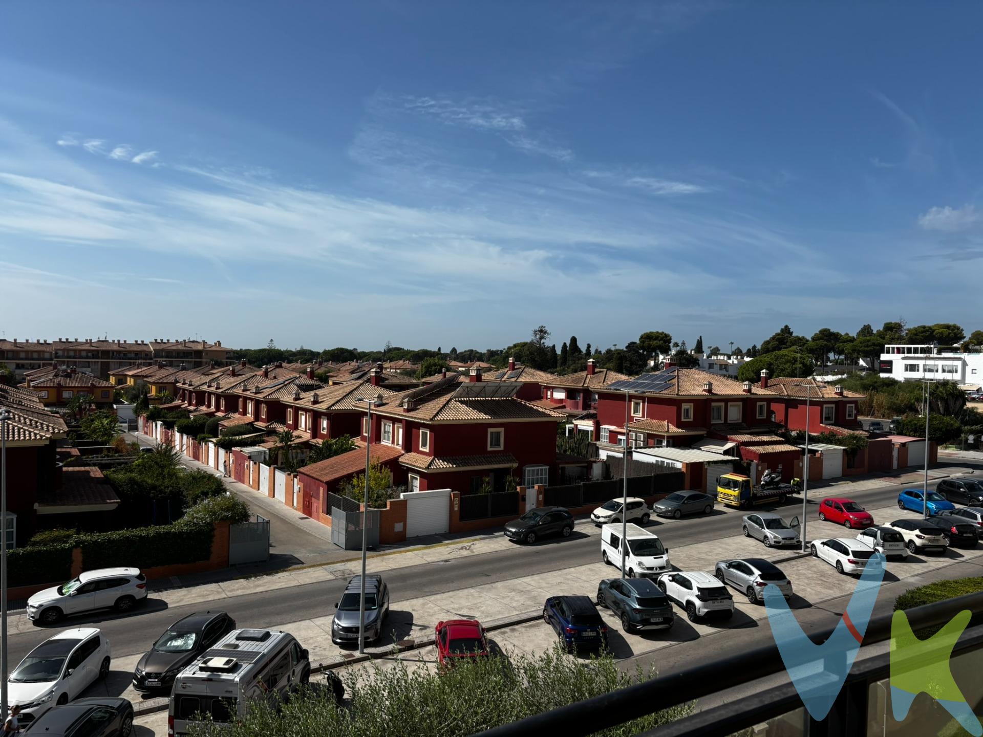 Exclusivo piso con terraza y vistas despejadas en El Soto de Vistahermosa. Buscas luz, tranquilidad y máxima calidad? Este piso impecable lo tiene todo. Ubicado en la mejor zona de El Soto de Vistahermosa, está listo para entrar a vivir. Puntos clave:. 📍 Ubicación: El Soto de Vistahermosa (zona residencial consolidada y tranquila). ☀️ Luminosidad: Orientación óptima con luz natural en todas las estancias. 🌿 Terraza: Con vistas despejadas y espacio para zona chill-out / comedor exterior. 🛋️ Salón-Comedor: Espacioso, de diseño moderno y suelos porcelánicos de alto brillo. 🛏️ 2 Dormitorios: Dobles, con armarios empotrados de gran capacidad. 🍳 Cocina + Lavadero: Totalmente amueblada y equipada con electrodomésticos, más zona de colada independiente. ❄️️ Climatización: Aire acondicionado centralizado frío/calor. 🔒 Inmueble comercializado en exclusiva. 📩 ¿Quieres conocerlo? Escríbenos para coordinar una visita.