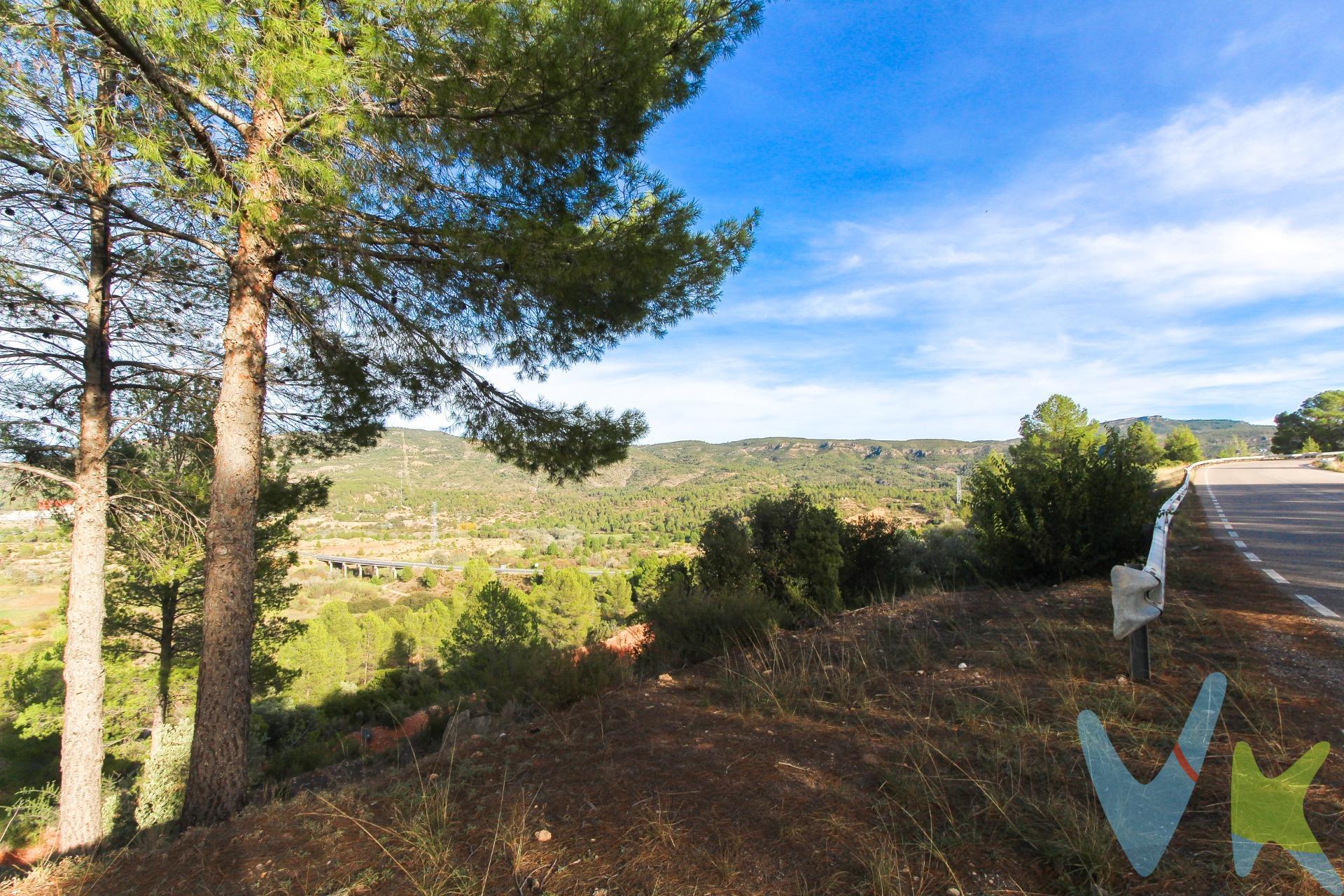 Presentamos para la venta estupenda casa de pueblo para reformar y con la compra se regala un terreno de 642m con la construcción ,en pintoresca población de Valle de Ayora, Jalance,a 7km de Cofrentes, 15km de Ayora, 40km de Requena, en una hora aproximada de las playas de Valencia y Alicante también de Albacete. Con buen acceso a la carretera, en una de buenas y tranquilas zonas, con todos comodidades a su alcance, rodeada de zonas verdes, miradores con vistas inolvidables. En sus inmediaciones dispone de todo tipo de comercios, colegios, polideportivo con la piscina municipal y servicios necesarios. Dispone de buenas comunicaciones, cuenta con autobuses urbanos y interurbanos, con lineas regulares y paradas próximas a inmueble. La vivienda consta de 2 plantas en 280metros cuadrados construidos, se encuentra en estado para reformar, con buena distribución y mucha luz natural. En planta baja tenemos un garaje enorme y acceso a la vivienda de 4 dormitorios, amplia cocina con comedor, baño, trastero, salón, patio descubierto. En la planta superior hay 3 cuartos, cocina, un desván grande, diáfano, que se puede convertir en salón, baño, más dormitorios y obtener otra vivienda. Se ofrece un gran potencial gracias a su amplia distribución. Con la reforma adecuada está propiedad puede convertirse en una hermosa casa familiar o en una inversión rentable. El plan Estatal de acceso a la vivienda 2022-2025 incluye ayudas directas para personas menores de 35 años, que comprende una casa en un municipio de menos de 10000 habitantes. . Está vivienda es ideal para hacer un negocio de casa rural, jubilarse, teletrabajar o como segunda residencia, si eres amante de naturaleza y buscas tranquilidad, quieres aprovechar de los mejores atardeceres, el mejor aire y pasar en familia y amigos muchas veladas y fiestas. Con la compra de casa se regala un terreno rústico de 642metros cuadrados con una construcción, que se puede convertir en un almacén, garaje, casa de campo, con vistas despejadas a la valle , en 100m del pueblo, nada más cruzando el camino. ¡Es una oportunidad única!. La descripción del presente inmueble e imágenes tienen mero carácter informativo y en ningún caso carácter contractual, pudiendo ser modificados por la inmobiliaria comercializadora sin que ello implique responsabilidad alguna frente a terceros. En el precio de venta a público, esta propiedad NO incluye los gastos de adquisición (Notario, registro, gestión, honorarios, etc…). 