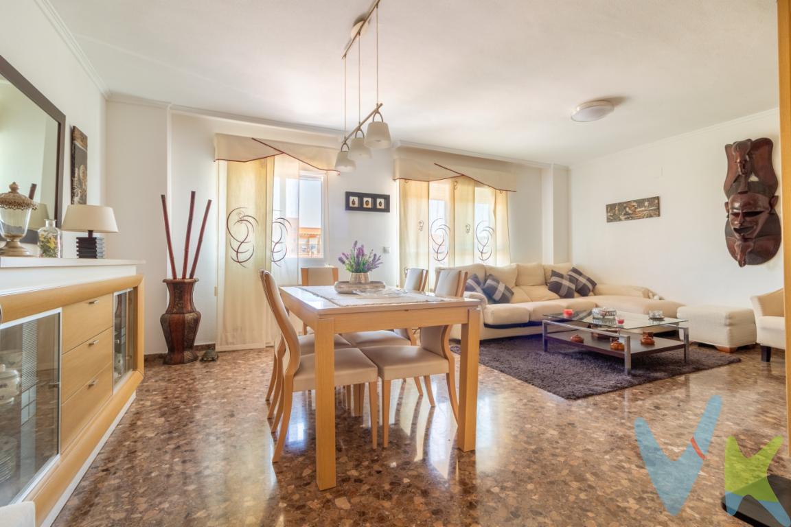 Piso amueblado de 4 dormitorios y 150 m² en Nuevo Centro, Puerto de SaguntoEn la zona de Nuevo Centro, en Puerto de Sagunto, se encuentra este piso de 122,53 m² útiles y 150 m² construidos, situado en la tercera planta de un edificio construido en 2003. La vivienda se encuentra en excelentes condiciones y está preparada para entrar a vivir, sin necesidad de reformas.Su distribución está pensada para ofrecer diferentes posibilidades de uso. Cuenta con cuatro dormitorios, una característica especialmente interesante para quienes necesitan varias habitaciones en casa. Además de utilizarlas como dormitorios, podrás destinar alguna de ellas a despacho, zona de estudio o vestidor según tus necesidades.El salón comedor es amplio y acogedor, con espacio suficiente para organizar la zona de estar y comedor en una misma estancia. Es uno de los espacios principales de la vivienda y permite concentrar buena parte de la vida diaria en una zona común cómoda y funcional.La cocina es independiente y está completamente equipada. Se entrega amueblada, junto con electrodomésticos, por lo que la vivienda está preparada para comenzar a utilizarse sin necesidad de plantear una reforma.A la superficie y distribución del piso se suman dos espacios de apoyo especialmente prácticos: un trastero y un garaje privado de 10 m². El trastero permite disponer de almacenamiento adicional fuera de las estancias principales, mientras que el garaje aporta un espacio privado para el vehículo dentro del propio edificio.El acceso a la vivienda se realiza mediante ascensor. El edificio cuenta además con una comunidad de vecinos tranquila y respetuosa, según se indica en la información del inmueble.La ubicación en Nuevo Centro permite tener alrededor diferentes servicios para el día a día, entre ellos supermercados, tiendas, colegios, parques y centros médicos. Además, la proximidad al centro de Puerto de Sagunto facilita el acceso al transporte público y a las principales vías de comunicación.Si quieres conocer cómo se distribuyen sus 150 m² construidos y comprobar personalmente el estado de la vivienda, puedes solicitar información o concertar una visita. ¿HABLAMOS? - RK GLOBAL INMOBILIARIA * En nuestra agencia contamos con el distintivo de Agentes de Intermediación Inmobiliaria de la Comunitat Valenciana (Número de registro RAICV 1394) y cumplimos con todos los requisitos que debe tener un profesional del sector inmobiliario. *Por mandato expreso del propietario, comercializamos este inmueble en exclusiva, lo que le garantiza el acceso a toda la información, a un servicio de calidad, un trato fácil, sencillo y sin interferencias de terceros. Si usted es agente inmobiliario y tiene un cliente para este inmueble, llámenos estaremos encantados de colaborar. *El precio indicado no incluye gastos ni otros conceptos. A tal efecto, se informa que al referido precio habrá que añadirle los gastos propios de la transmisión inmobiliaria, entre los que cabe enumerar los siguientes: honorarios notariales, impuesto al que se encuentre sujeta la transmisión (Impuesto sobre el Valor Añadido o Impuesto sobre Transmisiones Patrimoniales y Actos Jurídicos Documentados, según el caso), gastos de inscripción en el Registro de la Propiedad y honorarios de intermediación de la agencia inmobiliaria.  *¿Qué te ofrecemos en nuestra agencia?  - Agilizamos y hacemos más cómodo el proceso. - ¡Nos ocupamos de todo! Cero preocupaciones. - Recibe apoyo legal y fiscal durante todo el proceso. - Experto inmobiliario 100% a tu lado. - Asistencia post venta ¡Seguimos a tu lado!