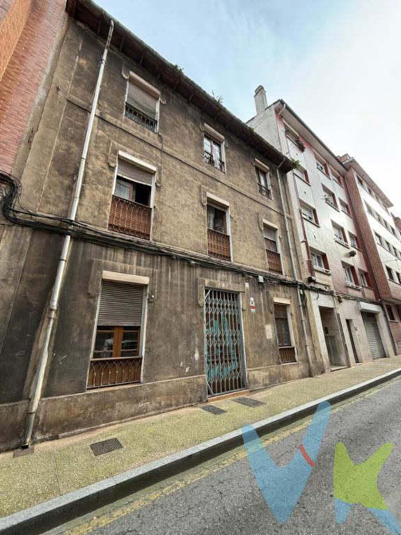 ATENCION INVERSORES O PROMOTORES, hoy os ofrecemos este Solar en venta a menos de 10 minutos andando de la Puerta de la Villa de Gijón  Calle Santa María nº 5Excelente oportunidad de inversión en una de las zonas más demandas de Gijón por su proximidad al centro de la ciudad.Actualmente existe un edificio que  si es demolido se generaria un solar urbano ideal para desarrollar una nuevo proyecto  para transformar en un edificio residencial.El planeamiento permite la construcción de un nuevo edificio compuesto por planta baja-entresuelo, cuatro plantas altas y planta bajocubierta, con una edificabilidad bruta aproximada de 680 m² (incluidos vuelos).Según el aprovechamiento edificable, el nuevo inmueble podría acoger, de forma orientativa:Planta semisótano: trasteros y cuartos de instalaciones.Planta entresuelo: 1 vivienda.Cuatro plantas tipo: 2 viviendas por planta (8 en total).Planta bajocubierta: 1 vivienda adicional o posibilidad de integrar esta planta con la cuarta para formar dos dúplex de gran superficie.Estas características hacen de este solar una opción muy atractiva para promotores y constructores que busquen promover un edificio de nueva construcción que albergue 9 o 10 viviendas en pleno casco urbano.Ubicación: Calle Santa María nº 5, Gijón Zona céntrica, bien comunicada y con todos los servicios en la proximidad, comercios, colegios, transporte público y proximidad al centro y a 20 minutos andando de la playa.Datos principales:Superficie edificable aproximada: 680 m²Altura permitida: Baja + Entresuelo + 4 plantas + BajocubiertaEstado actual: edificio a demolerIdeal para nueva promoción residencialObservaciones: Toda la información urbanística y constructiva deberá ser contrastada por los interesados con técnico competente o directamente en los servicios de Urbanismo del Ayuntamiento de Gijón, a fin de verificar la normativa aplicable y los parámetros edificatorios definitivos.Informamos a nuestros clientes compradores que en el precio de venta no se incluyen los siguientes conceptos: honorarios de la agencia al comprador, ni el impuesto de transmisiones patrimoniales ni otros gastos de la compraventa (registro de la propiedad, notaría, etc)