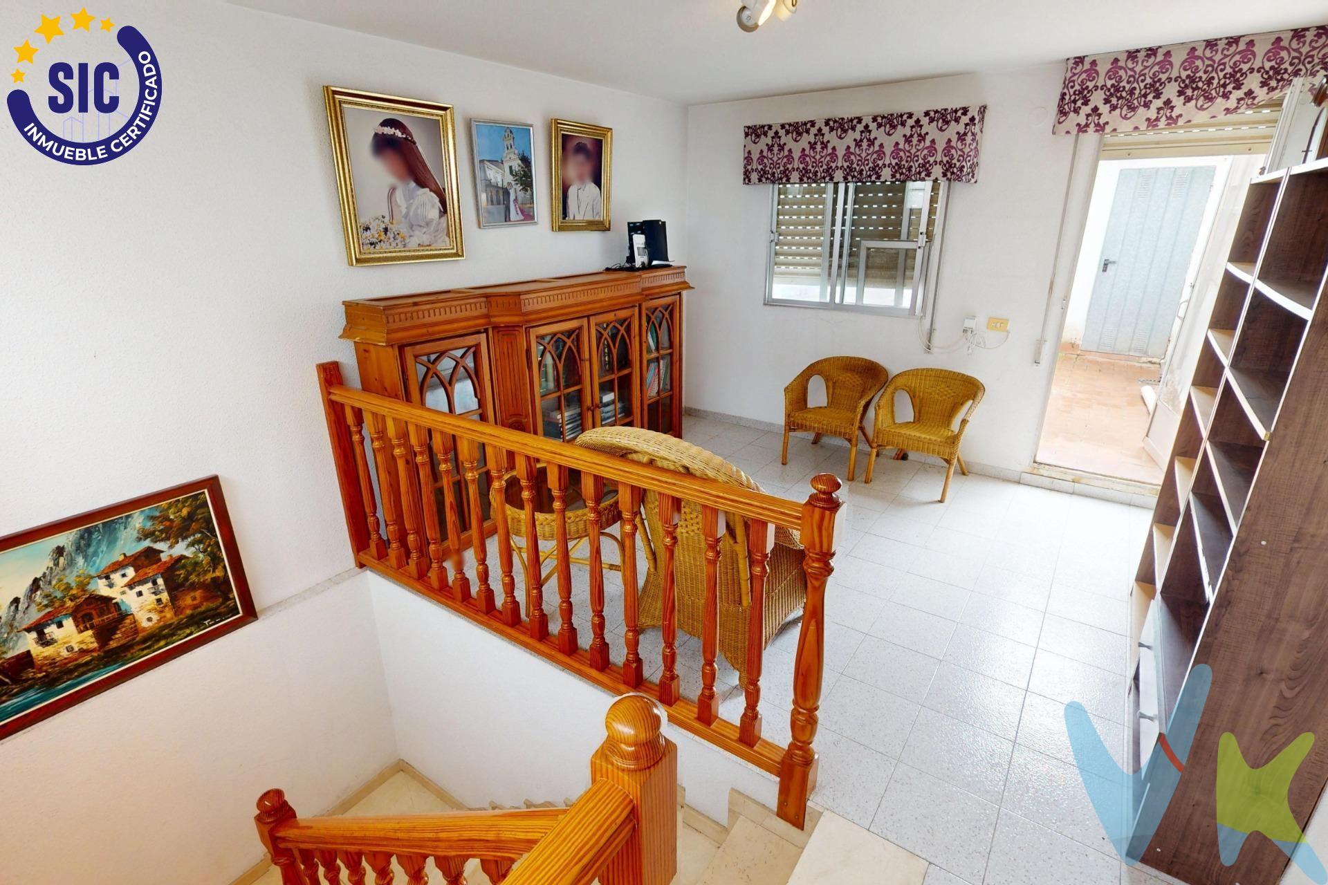 Te presentamos una excepcional casa ubicada en la tranquila Ronda Magdalena, ideal para disfrutar del confort que buscas. Esta propiedad se distribuye en tres plantas:. En la planta baja, accedemos a un acogedor comedor-salón que conecta con una práctica cocina y cuenta además con un baño completo equipado con ducha. La primera planta ofrece privacidad al contar con una habitación principal dotada de vestidor y su propio baño completo (bañera), así como otra habitación doble y una individual. Desde aquí subimos a la segunda planta donde encontramos otra amplia habitación doble acompañada por un trastero; esta estancia tiene acceso directo a una terraza privada de aproximadamente 11 m², perfecta para relajarse o socializar. Además, opcionalmente, puede adquirir una plaza de garaje o dos al precio de 10.000€ cada una estando situadas en la cercana Plaza Islas Columbretes bajo concesión administrativa válida hasta el año 2058. ¡No pierdas esta oportunidad! . PREGUNTA POR MI SIN COMPROMISO.