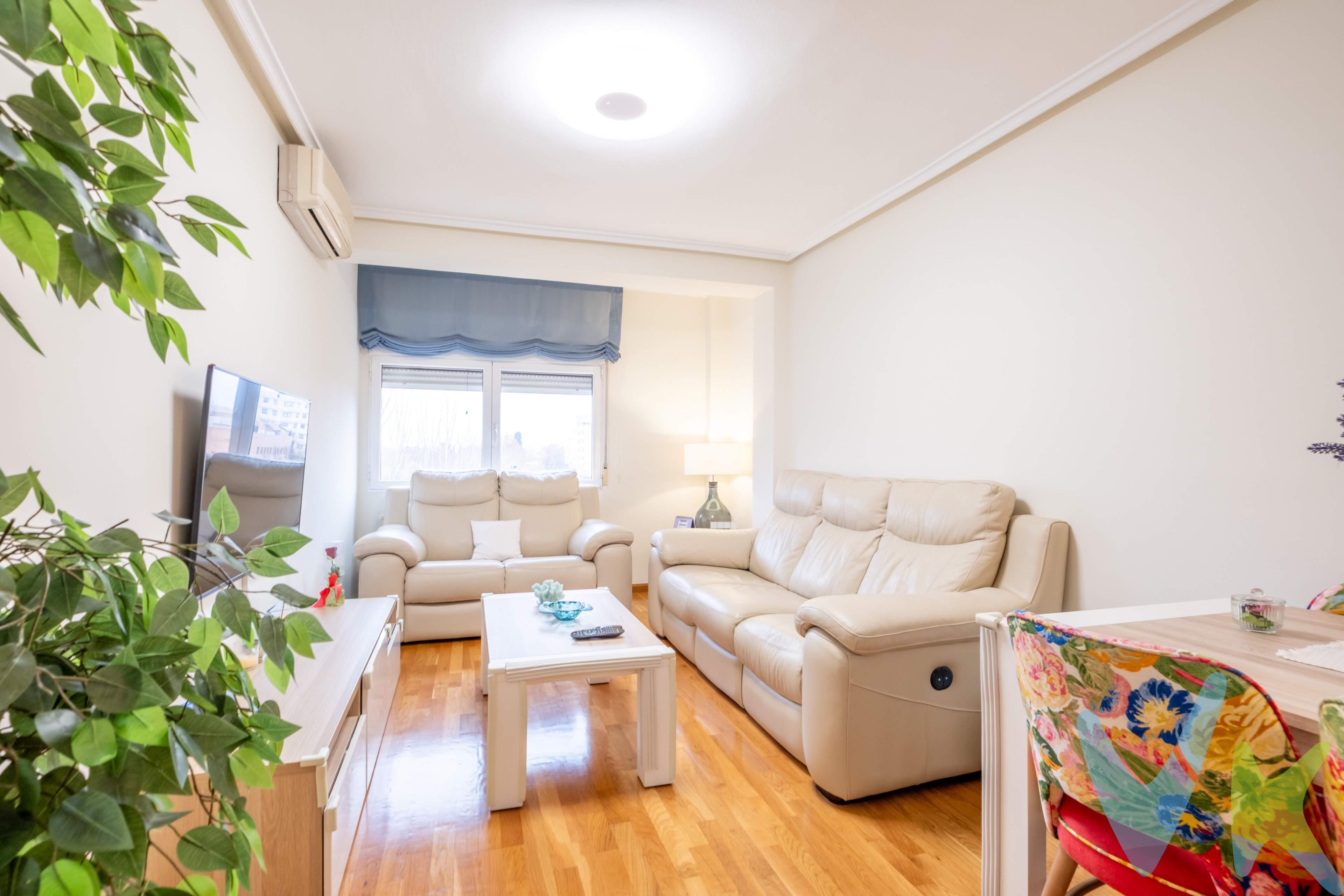 Imagina empezar la mañana con vistas despejadas, salir a pasear por el Paseo del Canal, correr junto al agua o disfrutar del Parque de la Memoria a solo unos pasos de casa. Eso es exactamente lo que ofrece esta vivienda en Plaza Canal Imperial. Un piso en perfecto estado, listo para entrar a vivir, pensado para quienes valoran la tranquilidad sin renunciar a la comodidad del día a día. La vivienda es exterior y muy luminosa, con bonitas vistas abiertas que aportan sensación de amplitud y bienestar. El salón-comedor, acogedor y bien proporcionado, cuenta con split de aire acondicionado y se convierte en el espacio ideal para relajarte o compartir momentos. Los detalles que marcan la diferencia:. * Luz y vistas despejadas: Una vivienda exterior donde el sol es el protagonista. * Garaje incluido: La comodidad de tener tu coche protegido y a mano en el mismo edificio. * Confort real: Aire acondicionado en el salón y en el dormitorio principal. * Ese espacio extra que necesitas: Un estudio que hoy es vestidor, pero que es perfecto como despacho para teletrabajar en paz. Calidez bajo tus pies: Suelo de parquet en perfecto estado. El suelo de parquet aporta calidez a toda la vivienda, creando un ambiente acogedor desde el primer momento. Finca con conserje . Además, a pocos metros del edificio encontrarás una zona infantil, lo que suma un plus para familias o para quienes valoran un entorno amable y bien cuidado. Un hogar equilibrado, luminoso y con una ubicación privilegiada, ideal para vivir con calma, rodeado de verde… y con todo a mano. Un piso que no solo se ve bien. Se vive mejor. _______________________________________________________________________________. ℹ️ El precio de venta no incluye los honorarios de agencia por el servicio de gestión, asesoramiento y formalización del proceso de compra, que serán asumidos por el comprador. La reserva del inmueble solo se producirá tras la aceptación expresa de una propuesta por parte del vendedor. El precio publicado no incluye impuestos ni gastos derivados de la compraventa e inscripción. 