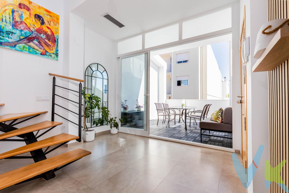 Entre el consolidado barrio de Corea y el corazón de Gandia, se encuentra esta magnífica vivienda situada en un edificio moderno, tranquilo y con pocos vecinos. Una ubicación privilegiada que te permitirá disfrutar de todos los servicios, comercios, colegios y conexiones de transporte a tan solo unos pasos de casa.En la cuarta y última planta del edificio te espera esta espectacular propiedad tipo dúplex, diseñada para quienes valoran los espacios acogedores, la calidad y el confort en su día a día.La vivienda se distribuye en dos plantas comunicadas por una elegante escalera flotante con peldaños revestidos en madera, un elemento que aporta personalidad y carácter al conjunto.Nada más entrar, se percibe una agradable sensación de bienestar. La zona principal reúne salón, comedor y cocina en un espacio abierto, moderno y funcional, pensado para disfrutar tanto de la vida cotidiana como de los momentos especiales.Desde aquí accedemos a una fantástica terraza, el lugar perfecto para desayunar al aire libre, relajarse al final del día o compartir inolvidables reuniones con familiares y amigos.En esta planta encontramos también dos amplios dormitorios. Uno de ellos dispone de baño completo en suite, mientras que un segundo baño da servicio al resto de la planta. El diseño cuidado y los materiales de calidad están presentes en cada rincón.La planta superior está concebida como un auténtico refugio dentro del hogar. Un acogedor espacio de estar invita a disfrutar de una película, una buena lectura o una tarde junto a la chimenea. Junto a esta zona se encuentra un elegante despacho acristalado y la magnífica suite principal, con baño privado, creando un espacio íntimo y exclusivo para desconectar del mundo.En cuanto a calidades, la vivienda cuenta con ventanas Climalit, carpintería de madera maciza, suelos de alta calidad y aire acondicionado por conductos, además de numerosos detalles que descubrirás durante la visita.Y para completar esta magnífica propuesta, el precio incluye trastero en el mismo edificio y una plaza de aparcamiento cercana.Una vivienda diferente, llena de encanto, diseño y personalidad, que merece ser descubierta en persona.Contacta con nosotros y estaremos encantados de acompañarte en la visita.