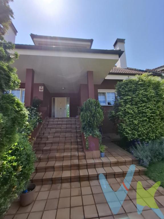 Entrar en esta casa es cruzar a un lugar que respira paz, tranquilidad. Es acogedora y cómoda, suficientemente lejos del bullicio de la ciudad y a la vez tan cerca de todo. Es el sitio donde nos vemos disfrutando del verano en su jardín, en su terraza acristalada donde en invierno veremos llover mientras leemos un buen libro o vemos una peli....La casa tiene 4 habitaciones, un salón comedor con acceso a la terraza y al jardín, una cocina independiente y tres baños. Dispone de un garaje de más de 70 m2 con una zona de vehículos, zona de gimnasio, zona de lavandería y zona de trabajo. La calefacción y el Agua caliente Sanitaria se suministran por gas natural, tiene placas solares para dar servicio eléctrico y ventanas climalit doble.Estamos seguros que os gustará. La vemos?En el precio del inmueble no se incluyen los gastos de Notaría, Registro e Impuestos asociados a la operación.