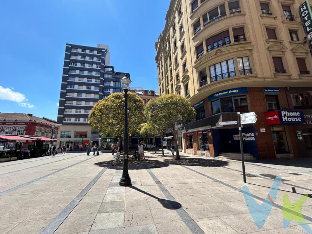  Presentamos una magnífica oportunidad de adquirir un Magnifico piso en venta ubicado en la codiciada zona centro. A 2 minutos de la Plaza 6 de Agosto ,Calle Corrida y Plaza de Europa y a 5 minutos de la Playa San LorenzoEste es un lugar ideal para aquellos que desean disfrutar de la comodidad y las ventajas de vivir o invertir  en una de las mejores Zonas de Gijón. La vivienda se sitúa en la tercera planta de un edificio con solera, construido en el año 1969, que ha sido mantenido en excelentes condiciones con el paso del tiempo. La inclusión de tres ascensores en el edificio facilita el acceso a la propiedad, subrayando su idoneidad para personas de cualquier edad, y añade un confort inigualable al día a día.La vivienda inicialmente era de tres habitaciones y una de ellas se ha integrado a la cocina para ganar amplitud ,aunque si lo deseas existe la posibilidad de recuperar esa tercera habitación sin dificultad. El salón es muy luminoso y con magnificas Vistas además de un Baño amplio convirtiéndolo en un hogar perfecto tanto para pequeñas familias o parejas. A pocos metros de la vivienda, se encuentran paradas de tren y de autobús, proporcionando una excelente conexión con el resto de la ciudad y más allá. Esta cercanía al transporte público es una garantía de comodidad y rapidez para desplazamientos diarios o esporádicos, haciendo que el vehículo particular sea casi innecesario.En las cercanías encontramos supermercados, colegios, centros médicos, tiendas y una variedad de establecimientos de ocio y restauración, lo que garantiza que todo lo necesario para el día a día esté al alcance de la mano.El encanto de vivir en el centro no solo reside en la conveniencia, sino también en la cantidad de actividades culturales y de ocio disponible. Gijón es una ciudad vibrante, conocida por su ambiente amigable y la belleza de sus playas, parques y espacios recreativos que se encuentran a un corto paseo desde el piso.Sin lugar a dudas, aquí encontrará un entorno que le invita a disfrutar de una calidad de vida excepcional.Invitamos a cualquier interesado a visitar esta propiedad para apreciar plenamente todo lo que ofrece. Este piso en Gijón se presenta como una oportunidad única para aquellos que buscan una residencia céntrica con todas las comodidades a su alcance.No deje pasar la ocasión de conocer en persona este acogedor y práctico piso. Será un placer organizar una visita para que pueda comprobar por sí mismo por qué este inmueble es la opción perfecta para su próximo hogar. Contáctenos para concertar cita y descubrir lo que podría ser su nuevo hogar en el corazón de Gijón.En el precio publicitado no se incluyen los Impuestos de Transmisiones Patrimoniales ni los Gastos de Notaría y Registro.