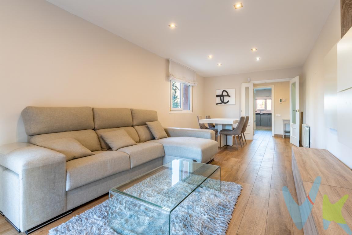 Hay lugares que se limitan a cubrir una necesidad y otros, mucho más escasos, que parecen diseñados para abrazarte. Este hogar, situado en una primera planta donde el sol es el protagonista, pertenece sin duda a la segunda categoría. Es un espacio donde el tiempo parece circular a otro ritmo y donde la cercanía del Mediterráneo se intuye en la suavidad de la luz que inunda cada estancia.Al cruzar el umbral, la sensación de amplitud te recibe de inmediato. Sus 128 m² construidos no son solo metros; son una invitación a vivir con desahogo. El salón comedor se despliega como el escenario principal de la casa, un lugar pensado para esas conversaciones que se alargan tras una cena y para los momentos de descanso absoluto. Conectada a la vida diaria, la cocina se presenta práctica y acogedora, recuperando el placer de preparar algo rico sin las prisas del día a día.La zona de descanso es un elogio a la serenidad. Cuatro habitaciones exteriores actúan como refugios personales, todas bañadas por una claridad natural que calma los sentidos y convierte el despertar en el mejor momento de la jornada.Pero el verdadero pulmón de este hogar es su terraza. Un rincón privado al aire libre donde dejar que el sol te acaricie la piel por la mañana con un café en la mano, o donde disfrutar del murmullo pausado de Salou bajo el frescor de una noche templada.La experiencia de vivir aquí se completa con la tranquilidad de tenerlo todo resuelto: la comodidad del ascensor, la seguridad de un garaje privado y el lujo de una zona comunitaria que es un auténtico oasis. Allí, la piscina se convierte en el plan perfecto para los días de verano, permitiéndote desconectar del mundo sin necesidad de salir de casa.Este no es solo un piso en venta; es el escenario donde empezar una nueva etapa rodeado de luz, confort y esa paz que solo un verdadero hogar puede ofrecer.