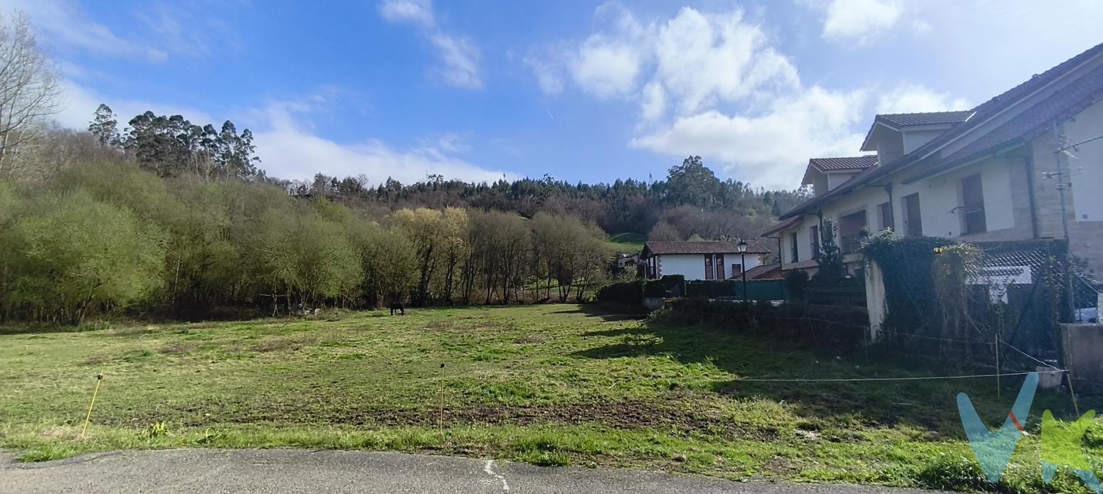 Estupenda finca llana en el barrio de Caranceja, ayuntamiento de Reocín. Con vistas despejadas a la montaña, en un valle rodeado de zonas verdes, paz y tranquilidad, este es el lugar perfecto donde poder construir su hogar.Urbana consolidada, con una superficie edificable sobre suelo rasante de 0,5 m2/m2; se puede edificar una vivienda de máximo 200 m2 (en dos plantas). Altura máxima 6 m. Luz, saneamiento y agua a pie de finca.A tan solo 7 km de la capital del municipio, con todos los servicios esenciales, parques y colegios. Cerca de la estación de tren de Casar de Periedo. Además su excelente ubicación permite un fácil y rápido acceso desde la A-8 y N-634, a tan solo 5 km de Cabezón de la Sal, 12 km de Torrelavega y 35 km de Santander.