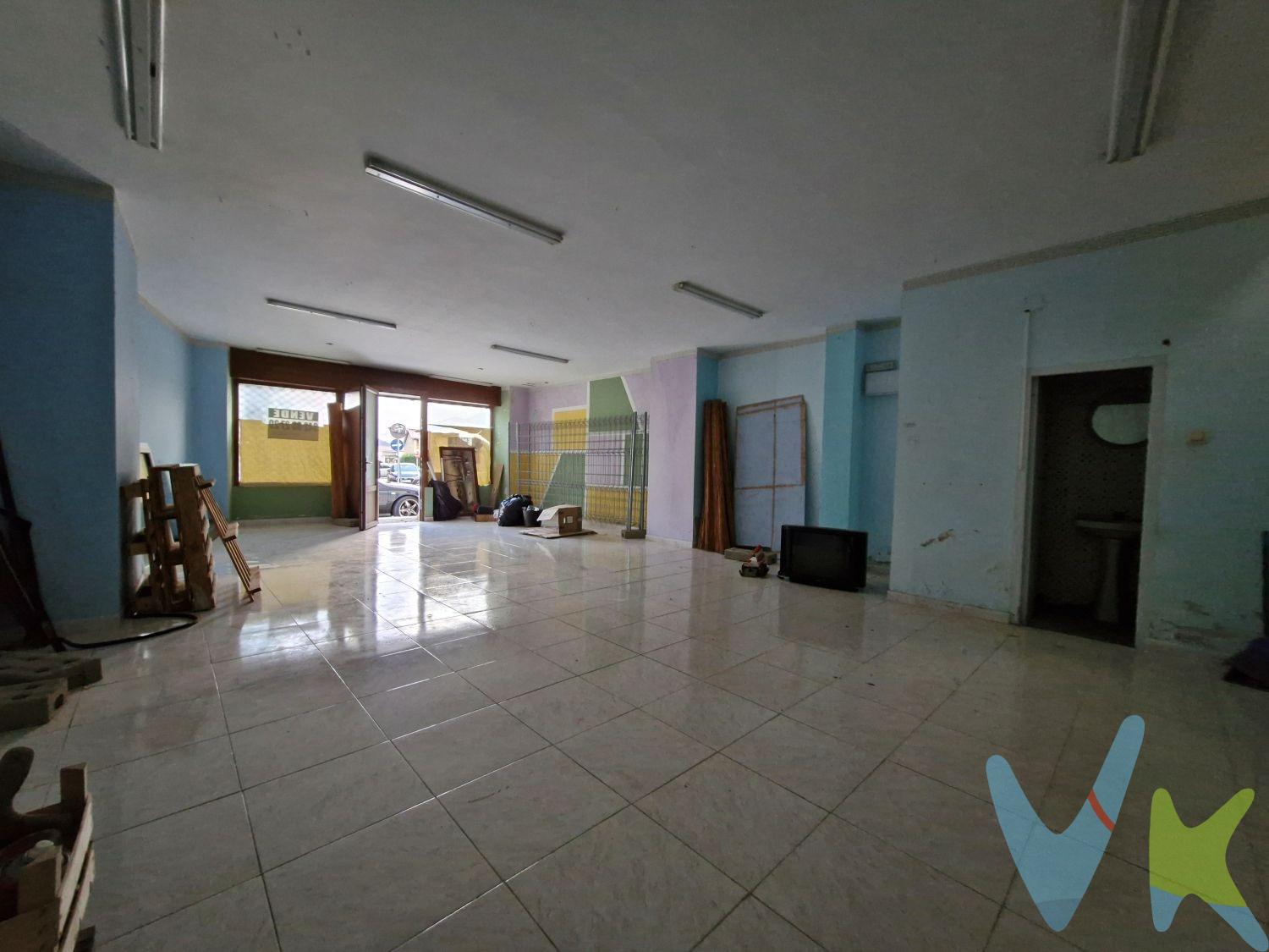 Local Comercial de Dos Plantas en Los Corrales de Buelna. Se vende local comercial de dos plantas en C/ Adolfo Suarez, Ideal para cualquier tipo de negocio. Este local ofrece una versatilidad increíble. La planta baja, con aseo y con su amplio escaparate, es perfecta para la atención al público y ventas, mientras que la planta superior puede funcionar como un área privada de oficinas, almacén o incluso un espacio de servicios complementarios. Características Destacadas:. •	Planta Baja a pie de calle: Máxima accesibilidad y comodidad para tus clientes. •	Doble Escaparate: Vistoso y amplio frente que garantiza una gran exposición para tus productos o servicios, atrayendo la mirada de los transeúntes. ¡No dejes pasar esta oportunidad de establecer tu negocio en Los Corrales de Buelna!. . 