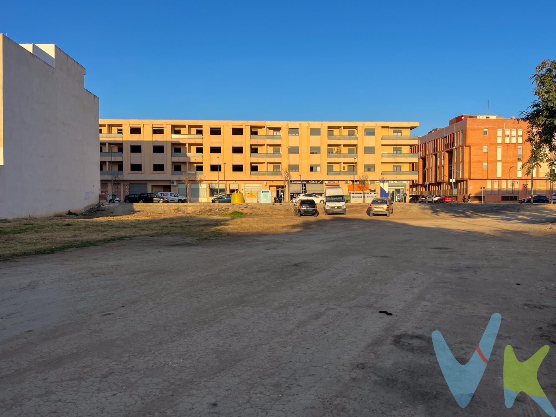 Solar urbano de 834 m² ubicado en la Calle Colón, en el mismo centro de L’Alcúdia de Crespins (Valencia). . Está clasificado como suelo urbano consolidado, dentro de la ordenanza ENS-18, lo que permite construir planta baja más 3 alturas. La edificabilidad estimada es de unos 2.835 m² sobre rasante, con ocupación del 100% en planta baja y del 80% en plantas superiores. El solar tiene una repercusión muy ajustada, en torno a 150 €/m² edificable, lo que lo convierte en una muy buena oportunidad para desarrollar un edificio plurifamiliar con local comercial en planta baja. Está rodeado de viviendas, bancos, comercios y servicios, y a solo 5 minutos a pie de la estación de Cercanías (línea C2 a Valencia). Ideal para promotores que busquen buena ubicación, volumen edificable y margen razonable. La descripción del presente inmueble e imágenes tienen mero carácter informativo y en ningún caso carácter contractual, pudiendo ser modificados por la inmobiliaria comercializadora sin que ello implique responsabilidad alguna frente a terceros. En el precio de venta a público, esta propiedad NO incluye los gastos de adquisición (Notario, registro, gestión, honorarios, etc…).