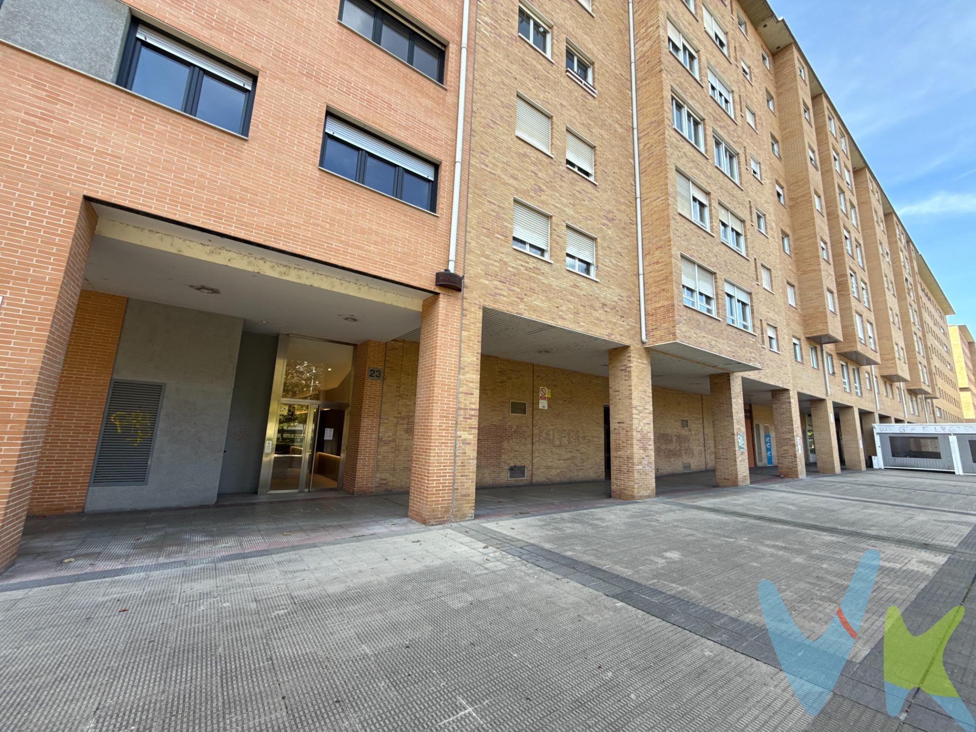 Descubre este encantador piso reformado de 91 m² construidos ubicado en la tranquila zona de Rochapea, ideal para quienes buscan comodidad y bienestar. La propiedad cuenta con una orientación oeste que garantiza luminosidad durante todo el día, así como vistas agradables desde sus ventanas. Dispone de un amplio salón-comedor conectado a una cocina moderna y funcional, junto con tres habitaciones ,que ofrecen espacio suficiente para toda la familia. Además, cuenta con dos baños completos perfectamente equipados. Este inmueble incluye extras muy valorados: un trastero perfecto para almacenamiento adicional y garaje privado que facilita aún más tu vida diaria. Rodeada de naturaleza gracias a los árboles cercanos e instalaciones deportivas disponibles en parques locales; también está bien conectada por diversas líneas de autobuses hacia el centro urbano, donde podrás disfrutar del encanto histórico pamplonés sin complicaciones al caminar o utilizar transporte público. La proximidad a colegios hace que esta opción sea perfecta tanto si buscas establecerte solo como si planeas formar una familia aquí.