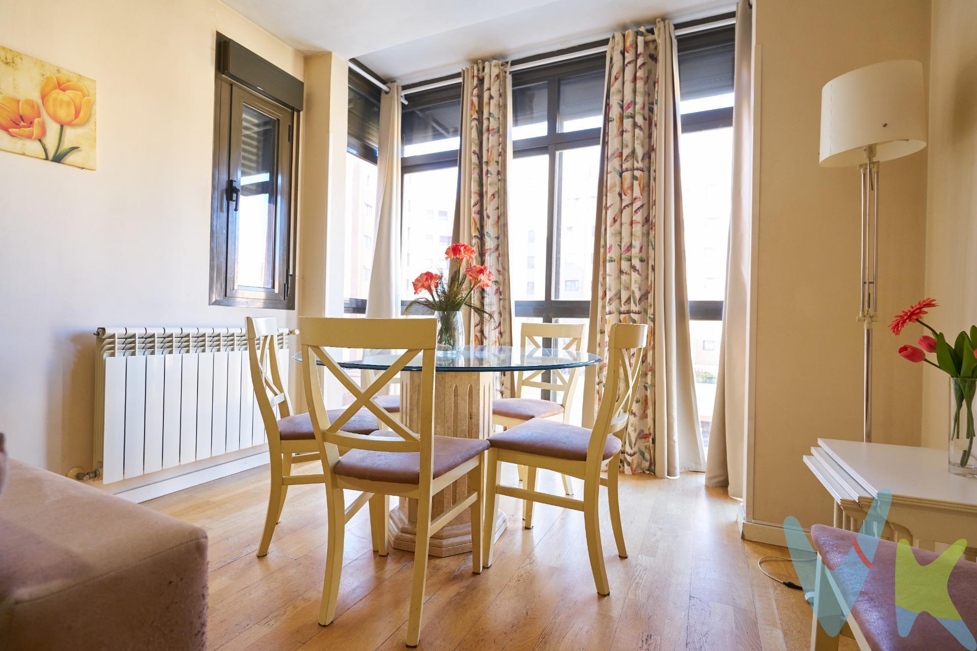 Se vende fantástico piso en el barrio de San Blas, ubicado en una zona muy bien comunicada, con fácil acceso a transporte público, comercios, colegios y todos los servicios necesarios para el día a día. La vivienda ha sido totalmente reformada, lista para entrar a vivir, con un estilo moderno y funcional. Destaca por su luminosidad y buena distribución de los espacios. Se encuentra en una urbanización privada, ideal para disfrutar de un entorno tranquilo y seguro, que cuenta con piscina comunitaria, gimnasio, portero físico y pista de padel; un valor añadido poco habitual en la zona. Una excelente oportunidad tanto para vivir como para invertir, gracias a su estado impecable y su ubicación. No dejes pasar esta oportunidad y contacta para más información o para concertar una visita.