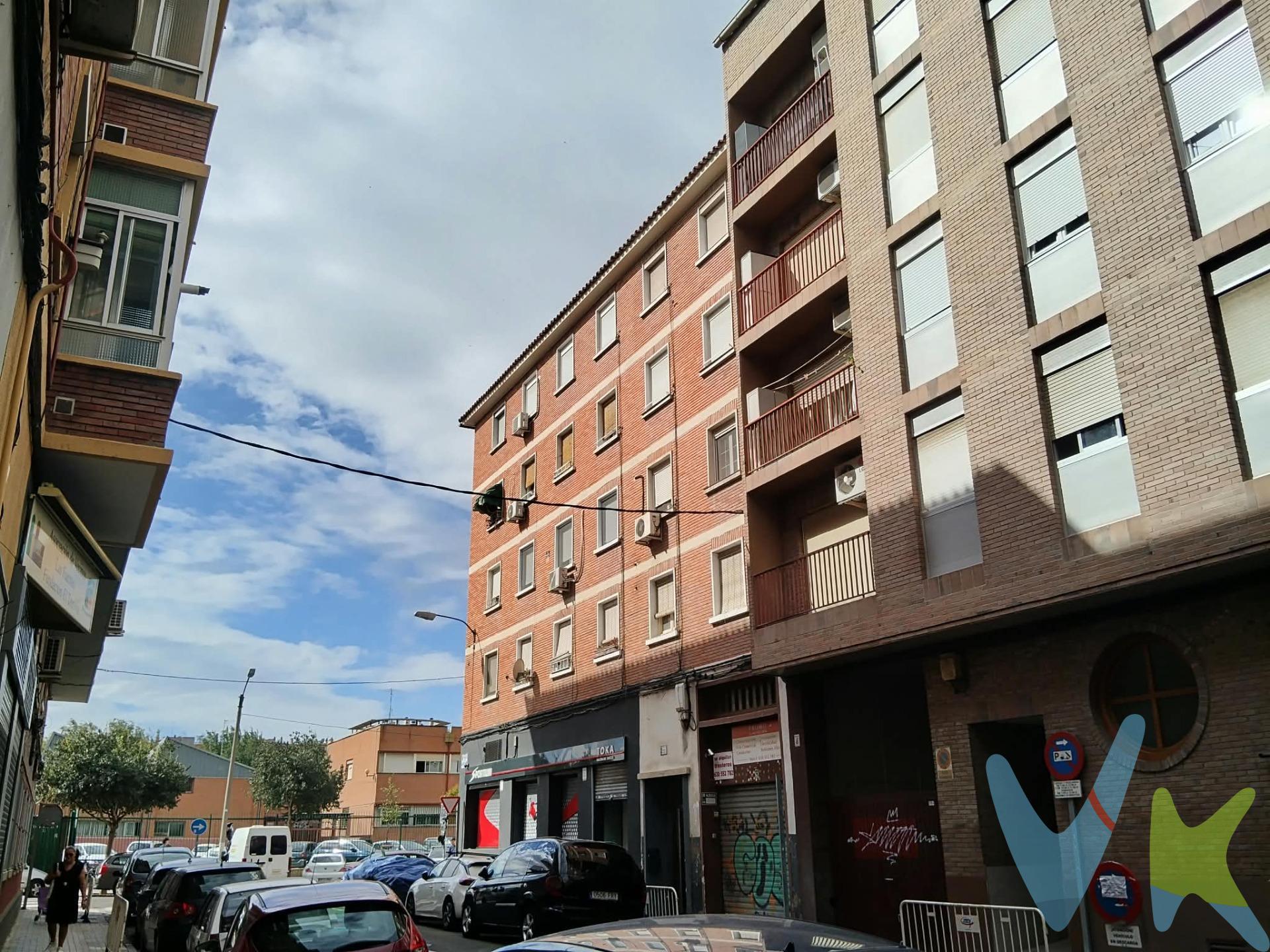 CALLE GASCON Y MARIN.- Piso exterior de 52 m² útiles, muy luminoso y con una distribución cómoda y funcional. La vivienda cuenta con dos dormitorios, salón, cocina independiente y un baño, ofreciendo un espacio acogedor y bien aprovechado con armarios empotrados. Dispone de calefacción mediante radiadores eléctricos y agua caliente sanitaria por termo eléctrico. El edificio cuenta con ascensor, aportando mayor comodidad y accesibilidad. Una vivienda con mucha luz natural y buenas posibilidades, ideal tanto para quienes buscan su primera vivienda como para aquellos que quieran realizar una inversión. No dejes de ver la visita virtual 360º donde podrás ver con todo detalle esta vivienda. Gastos e impuestos no incluidos. A título orientativo, en segundas transmisiones, el comprador abonará: Impuesto sobre Transmisiones Patrimoniales (ITP), tipo general en Aragón al 8% (*). Base de cálculo: mayor valor entre precio de compraventa o valor de referencia catastral. Gastos de Notaría y Registro: Aranceles variables según precio, número de copias y complejidad; cálculo según tarifas normativas. Si se precisa hipoteca: Tasación, condiciones y costes bancarios según entidad elegida por el comprador; así como gastos de gestoría y cualesquiera otros inherentes a la compraventa. No se incluyen otros gastos o tributos que puedan por Ley corresponder al comprador. Operación sujeta a doble mediación. Existen honorarios a cargo del comprador, salvo pacto en contrario, no incluidos en PVP. El consumidor conforme a la normativa vigente podrá solicitar información y documentación adicional relativa al inmueble, sus características, condiciones de la operación y del servicio de mediación en la oficina y/o a través de nuestro teléfono de contacto o mail. La agencia actúa exclusivamente como intermediaria en la compraventa, cuyas condiciones, en todo caso, estarán sujetas a la aceptación expresa del vendedor del inmueble y posterior formalización del contrato. La información suministrada se corresponde con la disponible a la fecha de publicación, pudiendo variar en función de las circunstancias o actualizaciones legales, contractuales y fiscales. Anuncio de carácter meramente informativo. Para una información exhaustiva sobre el funcionamiento, tipos impositivos y bonificaciones del ITP en Aragón, puede consultar el portal oficial de la Agencia Tributaria Autonómica. Tarifas notariales y registrales reguladas en el Anexo I del Real Decreto 1426/1989 y Anexo I del Real Decreto 1427/1989, respectivamente. Anuncio no vinculante, puede contener errores.