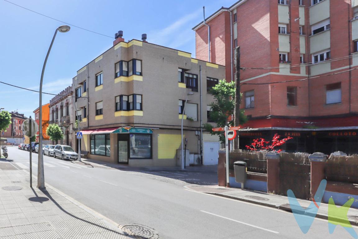 Un hogar con alma en Colloto: luz, calma y 89.000 EUR bien invertidosHay viviendas que no solo se compran por metros, sino por sensación de hogar. Este apartamento bajo cubierta en Colloto es una de ellas.Un espacio acogedor, independiente y muy bien distribuido, ideal tanto como primera vivienda, pareja, o inversión rentable en una de las zonas con mayor proyección del área de Oviedo.Situado en una finca tranquila, con pocos vecinos y excelente convivencia, este apartamento ofrece:Dormitorio independiente, cómodo y bien definidoSalón acogedor, con encanto de bajo cubiertaCocina funcionalBaño completoHall de entrada, que aporta privacidad y ordenDos armarios empotrados, un valor añadido poco habitualSe vende totalmente amueblado: compras hoy, disfrutas desde el primer díaCada metro está bien aprovechado, sin pasillos innecesarios, con una sensación de hogar cálido y tranquilo.Colloto: vivir bien, invertir mejor. Debes saber que Colloto es hoy una de las zonas más buscadas por quienes quieren:Tranquilidad residencialServicios, comercio y vida de barrioExcelente conexión con Oviedo y alrededoresPrecios aún razonables frente a la capitalUna población consolidada, cómoda y con alta demanda, donde las viviendas bien ubicadas y bien de precio no dura.En un mercado donde la oferta es limitada y los precios no dejan de ajustarse al alza, encontrar un apartamento:AmuebladoCon dormitorio independienteEn buena zonaY por debajo de 100.000 EURes, sencillamente, una oportunidad real.Ideal para:Primera viviendaParejasPersonas que buscan independenciaInversores que valoran liquidez y demanda constanteSi buscas algo distinto a lo de siempre, este no es otro anuncio más. Es una vivienda con carácter, en una zona que funciona y a un precio que tiene sentido.Contacta para visitarla. Porque oportunidades así no se explican: se ven.En el precio no se incluyen: Impuesto de transmisiones patrimoniales, gastos de notaría y registro. Los honorarios de la agencia inmobiliaria son asumidos integramente por la parte vendedora, no suponiendo coste alguno para el comprador. 