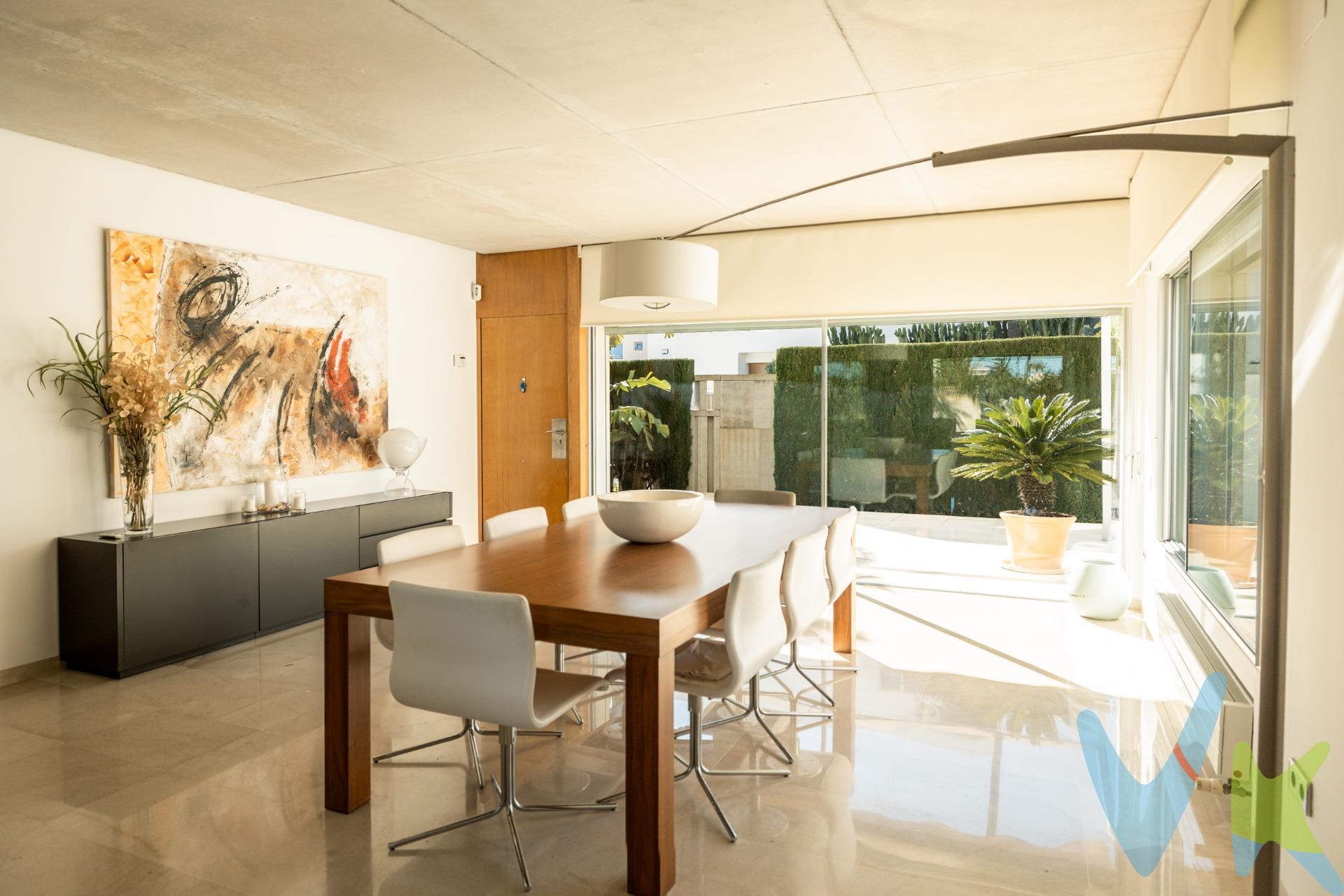 Vivienda unifamiliar de arquitectura contemporánea, construida en hormigón armado visto, situada en Playa del Dosel, una de las zonas residenciales más tranquilas y valoradas de Cullera. La planta principal se organiza en torno a un amplio salón-comedor de techos altos, donde la entrada de luz natural y la relación con el exterior definen el espacio. Los grandes ventanales permiten una conexión directa con el jardín, generando una sensación de continuidad y amplitud durante todo el día. En esta estancia, la chimenea tipo cassette, alimentada mediante sistema de biomasa, aporta una climatización eficiente y un ambiente cálido que refuerza el carácter acogedor del conjunto. En este mismo nivel se encuentra el dormitorio principal, de generosas dimensiones, con baño anexo y un armario empotrado de gran formato, pensado para un uso cómodo y funcional. La cocina, independiente y completamente equipada, mantiene una disposición práctica y bien resuelta. La planta se completa con un aseo de cortesía y un acceso secundario al exterior a través de un pequeño distribuidor que aporta privacidad y orden en el día a día. El jardín rodea prácticamente toda la vivienda, configurándose como un espacio exterior continuo, cuidado y con distintos ambientes. Combina zonas de descanso, vegetación consolidada y una ducha exterior especialmente práctica tras la playa, reforzando el carácter mediterráneo de la propiedad. En la planta primera se ubican tres habitaciones adicionales. Dos de ellas son dormitorios dobles de gran tamaño ( 25m2 ) , con baño propio, armarios empotrados y una excelente iluminación natural gracias a su doble orientación. La tercera estancia, actualmente destinada a lectura o trabajo, se abre visualmente al salón principal, aportando profundidad y continuidad espacial al conjunto. La vivienda dispone además de una terraza solárium privada, organizada en distintos niveles, que permite crear zonas diferenciadas de uso. Desde este espacio se disfrutan vistas abiertas y una ligera vista al mar, en un entorno de total privacidad. En la planta sótano se encuentra un amplio garaje con capacidad para varios vehículos, junto con zonas de almacenaje y área de instalaciones, configurando un espacio funcional y bien aprovechado. Por mandato expreso del propietario, comercializamos este inmueble en EXCLUSIVA, lo que le garantiza un servicio de calidad, un trato fácil, un proceso sencillo, rápido y sin interferencias de terceros. Por este motivo, se ruega no molestar al propietario, a los ocupantes de la propiedad, a los vecinos o conserjes del edificio o urbanización si los hubiera. Muchas gracias por su comprensión. Si Usted es agencia inmobiliaria y tiene un cliente para este inmueble, llámenos, estaremos encantados de colaborar en esta y otras operaciones. Gestión de Viviendas es una Agencia Registrada con el Nº 1.584 en el Registro Obligatorio de Agentes Inmobiliarios de la Comunitat Valenciana, según el DECRETO 98/2022, de 29 de julio, del Consell, por el que se regula el Registro de Agentes de Intermediación Inmobiliaria