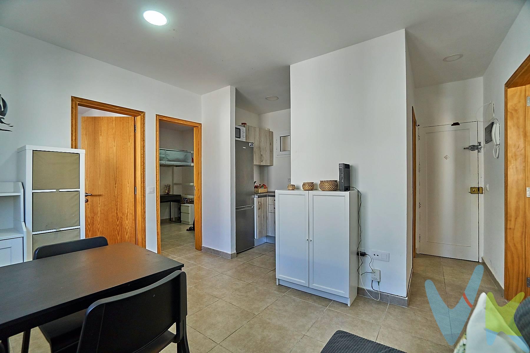 Piso solo en venta. Te presento el que quizá sea el único piso en la zona de Guanarteme a este precio y con 3 habitaciones, una gran oportunidad para invertir y ponerlo a rentar por habitaciones a estudiantes, profesores, Erasmus, nómadas digitales o para vivir en la zona más demandada de la ciudad a un paso de las Canteras. Está completamente reformado hace unos pocos años, instalación eléctrica, fontanería, baño, cocina, ventanas de aluminio lacado oscilobatientes , suelos, paredes y además se entrega amueblado listo para rentar o vivir. Aunque compacto, este inmueble aprovecha al máximo su espacio con una distribución muy funcional. Cuenta con 3 dormitorios en los que se puede apreciar en fotos que hay espacio para una cama, armario y escritorio, 1 baño aunque pequeño funcional, salón que hace de distribuidor central y una pequeña cocina equipada con nevera, horno y vitro bien ventilada. Dispone además de un buen cuarto de lavado en la azotea, con espacio extra de almacenamiento. Está ubicado en una 3ª planta de un edificio sin ascensor., siendo la última del edificio sin vecinos encima y además a la sombra de los cuartos trasteros. . La comunidad es tranquila, bien saneada y que se ha modernizado la mayoría de instalaciones, acometidas y contadores de agua, contadores de luz, zaguan y escalera, impermeabilización de la azotea, bajantes, sin derramas y una comunidad muy baja de 25€/mes. Vive o invierte a un paso del mar, en una zona con alta demanda y todos los servicios al alcance, el gimnasio Goo Fit, la zona comercial de Mesa y López, el Centro de Salud de Guanarteme, el Auditorio Alfredo Kraus o el centro comercial de las Arenas. Los gastos de impuestos, registro, notaría y cualquier otro derivados de la venta no están incluidos en el precio PVP. 