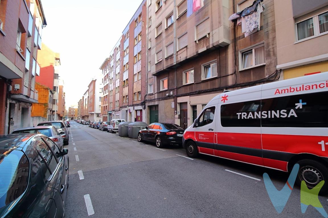 ¡Descubra su próximo hogar en la vibrante ciudad de Gijón! Ofrecemos a la venta un encantador piso ubicado en el popular barrio de Natahoyo, una de las zonas más tradicionales y en auge de la ciudad. Este inmueble es perfecto para aquellos que buscan combinar comodidad, accesibilidad y un entorno urbano animado.Este acogedor piso dispone de 2 dormitorios, ideales para familias pequeñas, parejas o incluso como una excelente opción de inversión. Con una superficie útil de 45 metros cuadrados, cada rincón está diseñado para ofrecer máxima funcionalidad, permitiendo a los nuevos propietarios disfrutar de un hogar práctico y cómodo. La superficie construida es de 54 metros cuadrados y está situado en la planta 02 de un edificio que cuenta con ascensor, facilitando el acceso a personas de todas las edades.El edificio donde se encuentra el inmueble fue construido en el año 1971, lo que asegura estabilidad y una construcción sólida, característica de las edificaciones de aquella época. Con el paso de los años, el piso ha mantenido su encanto y está listo para recibir a sus nuevos propietarios. Su distribución funcional proporciona una excelente iluminación natural, que junto con su orientación y disposición, garantiza un ambiente cálido y acogedor.Uno de los principales atractivos de esta propiedad es su ubicación estratégica. Natahoyo es un barrio energético y lleno de vida, con todo lo necesario al alcance de la mano. A pocos minutos a pie encontrará una variada oferta de comercios, supermercados, restaurantes y cafeterías que le permitirán disfrutar de la vida urbana sin renunciar a la comodidad.La cercanía del transporte público es otro punto a favor de esta propiedad. Dispondrá de conexiones rápidas y convenientes, gracias a las múltiples paradas de autobús cercanas, que facilitan el desplazamiento tanto hacia el centro de Gijón como hacia otras zonas de interés. Esto convierte al piso en una excelente opción también para aquellos que no disponen de vehículo propio o prefieren el transporte colectivo.El interior del piso se presenta en un estado óptimo, listo para ser habitado sin necesidad de reformas inmediatas. Los acabados y materiales utilizados aseguran durabilidad y confort, mientras que su distribución saca el máximo provecho del espacio disponible. La moderna cocina y el acogedor salón complementan este atractivo hogar, haciendo del lugar un sitio perfecto para relajarse y disfrutar del día a día.Este es el hogar que usted estaba esperando, donde la comodidad y practicidad se encuentran con una ubicación inmejorable. La propiedad representa una oportunidad única en el mercado inmobiliario local debido a su relación calidad-precio. Este piso espera por personas que valoren las ventajas de vivir en una zona con historia, servicios cercanos y un ambiente acogedor. No deje pasar esta oportunidad y programe una visita para conocerlo.Para concertar una visita o recibir más información acerca de este fantástico piso, no dude en ponerse en contacto. La invitación está hecha. ¡Es hora de que descubra por sí mismo todas las ventajas que ofrece este maravilloso hogar en Gijón! Estamos seguros de que cumplirá con todas sus expectativas y será el lugar perfecto para comenzar su nuevo capítulo.El precio no incluye gastos de notaría, registro e impuesto de transmisiones.