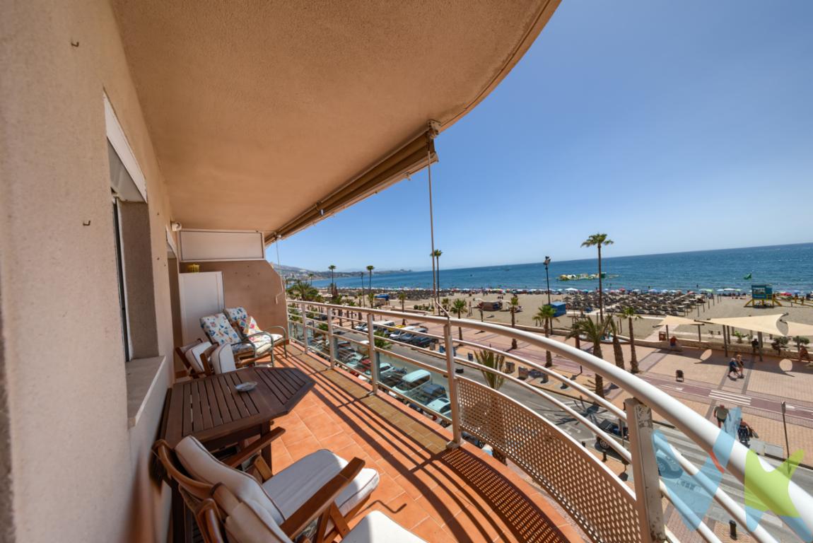 Bienvenidos a este oasis frente al mar cerca del hotel Yaramar. 

Un enclave mágico cerca del conocido monumento a la peseta y rodeado de gastronomía en los típicos chiringuitos malagueños o en los restaurantes de comida internacional.

Podrás encontrar establemcimientos de todo tipo, transporte público y conexión con la autopista.

Disfrutaras de unas vistas increíbles al paseo marítimo en primerísima línea de playa, así como al puerto deportivo de Fuengirola.

Allí podrás disfrutar de los deportes acuáticos o los paseos en barco, con variedad de empresas de alquiler que ofrecen estos servicios. 

Sin duda un sitio único donde pasar tus vacaciones y aprovechar para relajarte o vivir disfrutando de los 330 días de sol que tenemos en esta ubicación privilegiada.

Informamos a nuestros clientes que el precio de venta no incluye lo siguiente: Honorarios de la agencia inmobiliaria, impuestos (el Impuesto de Transmisiones Patrimoniales, I.V.A. o A.J.D., en su caso), otros gastos de la compraventa (gastos de registro de la Propiedad, Notaría, gestoría ni de posible financiación). Documento D.I.A. a disposición del consumidor según Decreto 218/2005 Junta de Andalucía.
