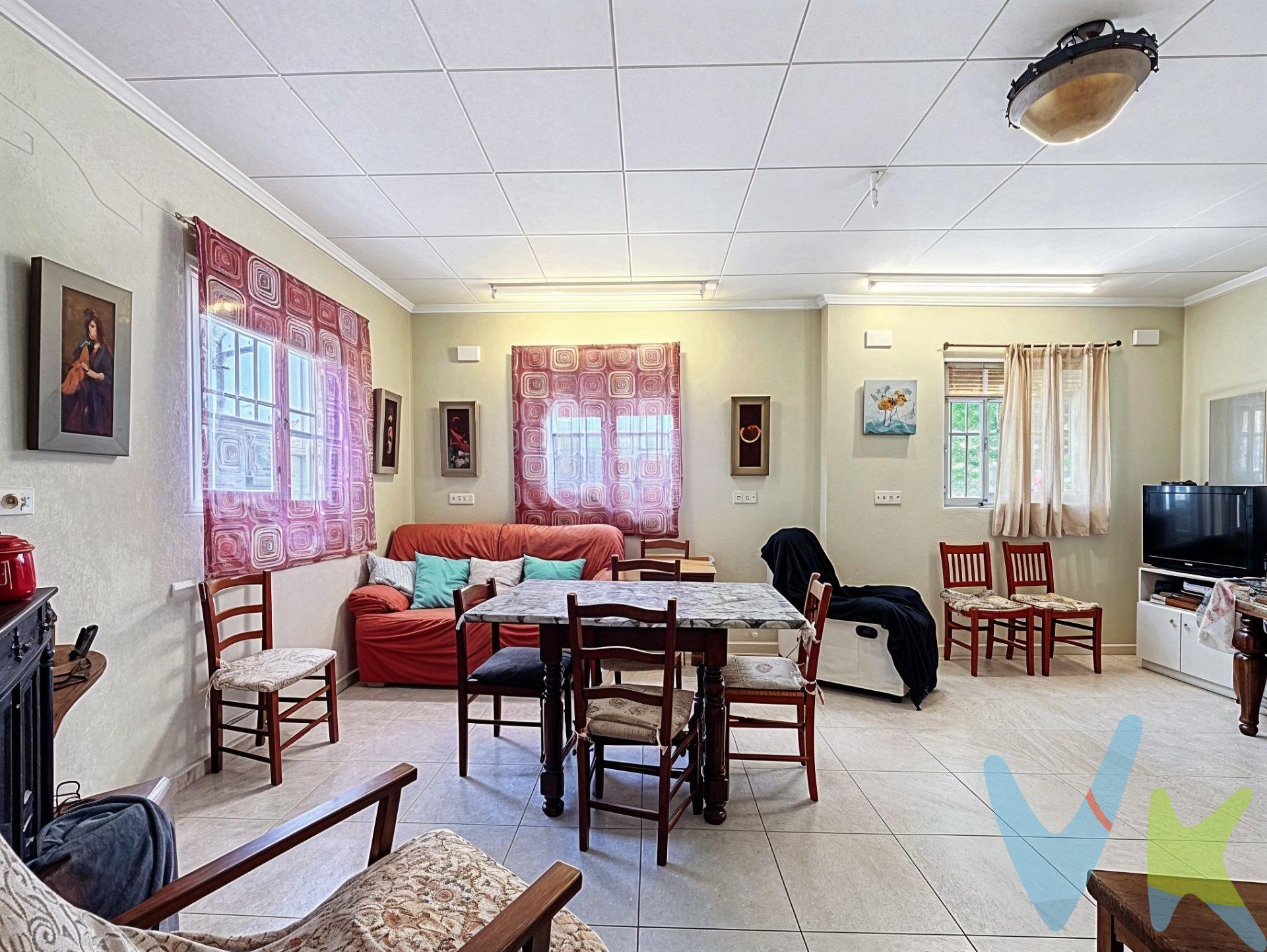 Vivienda con alma de granja y alma de proyecto. 📍 Barxeta – Parcela industrial con vivienda vinculada. ¿Buscas un espacio con historia, amplitud y posibilidades infinitas? Esta antigua granja construida en 1975 puede ser justo lo que necesitas si tu sueño es vivir y trabajar en un mismo lugar. Se trata de una propiedad singular, ubicada en suelo de tipología industrial en el sector El Racó de Barxeta, con 1.136 m² de parcela y una superficie construida de 398 m², repartida en dos edificaciones. 🔸 La vivienda principal, se sitúa en la parte frontal de la parcela y ha sido acondicionada con:. ●	Salón-comedor con chimenea. ●	Cocina abierta al salón. ●	1 baño completo. ●	1 dormitorio doble. 🔸 El resto del edificio principal, está actualmente destinado a espacios de almacén y zona de trabajo. 🔸 En la parte trasera, se encuentra otra construcción independiente habilitada como nave o almacén, ideal para desarrollar o ampliar cualquier actividad industrial o artesanal. 🌱 ¿Para quién es esta propiedad?. Para visionarios, autónomos o familias que buscan unir hogar y negocio en un entorno tranquilo pero funcional. Ideal para talleres, carpinterías, actividades agroindustriales, almacenes con atención al público o pequeños productores locales. 📞 Contacta con nosotros para concertar una visita y descubrir todo lo que esta finca puede ofrecerte. ¡Las oportunidades únicas no se encuentran todos los días!. La descripción del presente inmueble e imágenes tienen mero carácter informativo y en ningún caso carácter contractual, pudiendo ser modificados por la inmobiliaria comercializadora sin que ello implique responsabilidad alguna frente a terceros. En el precio de venta a público, esta propiedad NO incluye los gastos de adquisición (Notario, registro, gestión, honorarios, etc…). 