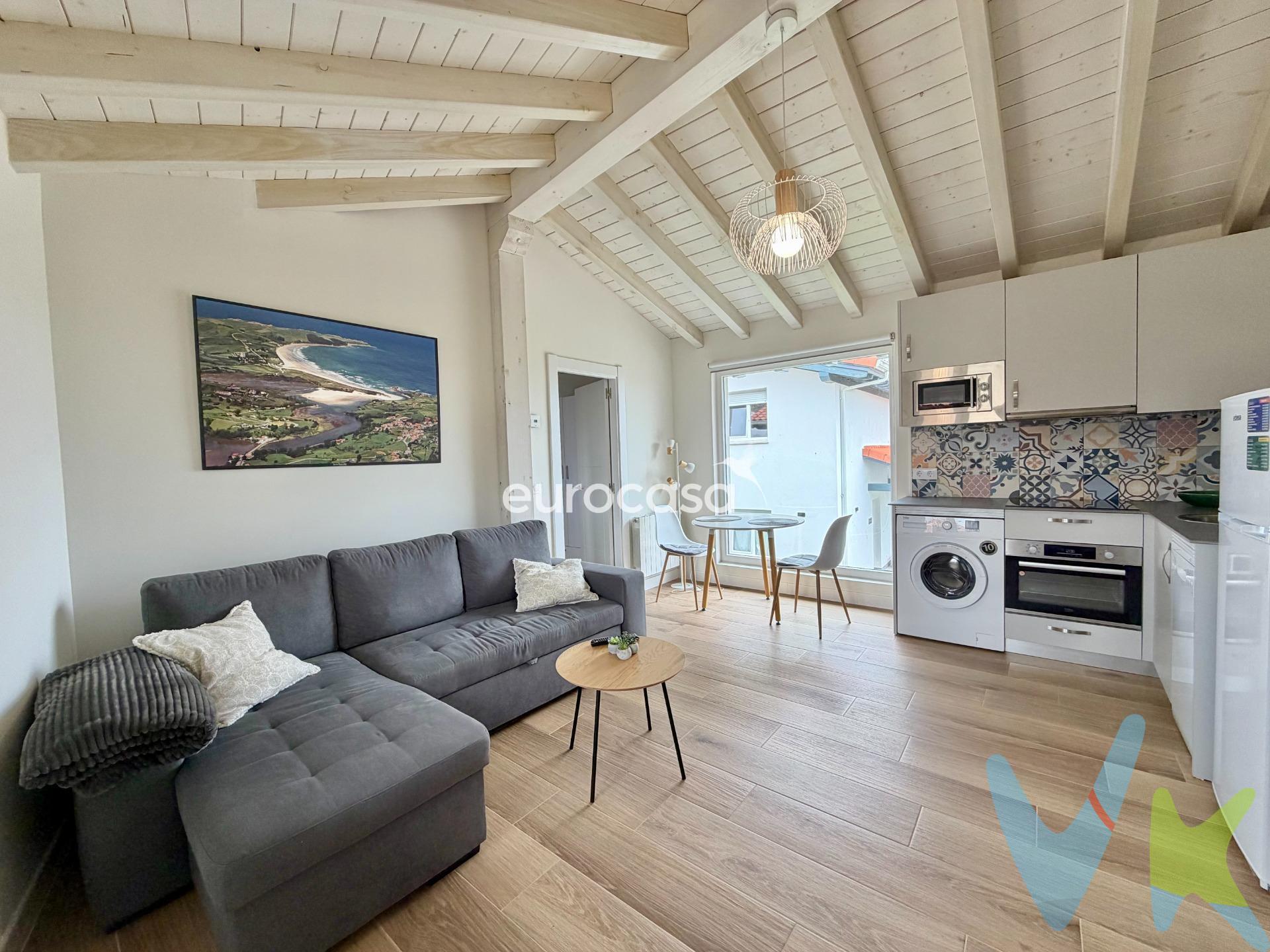 LA TRANQUILIDAD QUE BUSCABAS, A UN PASO DE COMILLAS. Hay lugares que transmiten paz desde el primer instante, y esta exclusiva promoción de reciente construcción con 5 fantásticos chalets en El Tejo (Valdáliga) es uno de ellos. Un entorno privilegiado donde la naturaleza, el silencio y el encanto del paisaje cántabro crean el escenario perfecto para disfrutar de una vivienda única, ya sea como segunda residencia o como refugio para desconectar del ritmo diario. En esta ocasión presentamos un precioso chalet de 101 m² diseñado para disfrutar de la amplitud, la luz natural y la comodidad. La vivienda se distribuye en una espaciosa habitación, un baño completo y una fantástica zona de salón con cocina abierta, creando un ambiente moderno, acogedor y muy funcional. Todos los espacios destacan por su amplitud y por ser completamente exteriores, permitiendo que la luz y el entorno natural formen parte de cada rincón de la casa. Además, la vivienda cuenta con unos techos altos realmente espectaculares, blancos y con vigas vistas, que aportan muchísimo encanto, personalidad y una maravillosa sensación de amplitud. Un detalle arquitectónico que convierte cada estancia en un espacio cálido, elegante y lleno de carácter. Uno de los grandes atractivos de esta propiedad es su magnífico jardín privado de casi 100 m², un espacio perfecto para relajarse al aire libre, disfrutar de reuniones con familia y amigos o simplemente dejarse envolver por la tranquilidad del entorno. Además, la vivienda incluye plaza de garaje y trastero, aportando un extra de comodidad y almacenamiento. La ubicación es, sencillamente, excepcional. El Tejo es una de esas zonas que enamoran por su autenticidad y belleza natural. Rodeado de preciosas casas y paisajes verdes, aquí se respira tranquilidad en cada momento. Todo ello sin renunciar a la cercanía de algunos de los lugares más especiales de la costa occidental cántabra. A tan solo 4 km se encuentra el espectacular Parque Natural de Oyambre, con sus inmensas playas, acantilados y praderas junto al mar, un auténtico paraíso para los amantes de la naturaleza y del Cantábrico. Y a solo 5 km está Comillas, una de las villas más bonitas y emblemáticas del norte de España, conocida por su arquitectura, su ambiente marinero, sus restaurantes y su incomparable encanto. La ubicación permite disfrutar de toda la magia de Comillas, pero regresando siempre a la calma y privacidad de un entorno mucho más sereno y exclusivo. Además, las vistas a los Picos de Europa y la sensación constante de vivir rodeado de naturaleza convierten esta propiedad en un lugar verdaderamente especial. Un rincón donde desconectar, respirar aire puro y disfrutar de la belleza de Cantabria durante todo el año. Una oportunidad única para quienes buscan calidad de vida, tranquilidad y un entorno incomparable en una de las zonas más deseadas del norte. **COMPRUEBA EL RESTO DE LA PROMOCIÓN: REFERENCIAS 19847_2, 19847_3, 19847_4 Y 19847_5**
