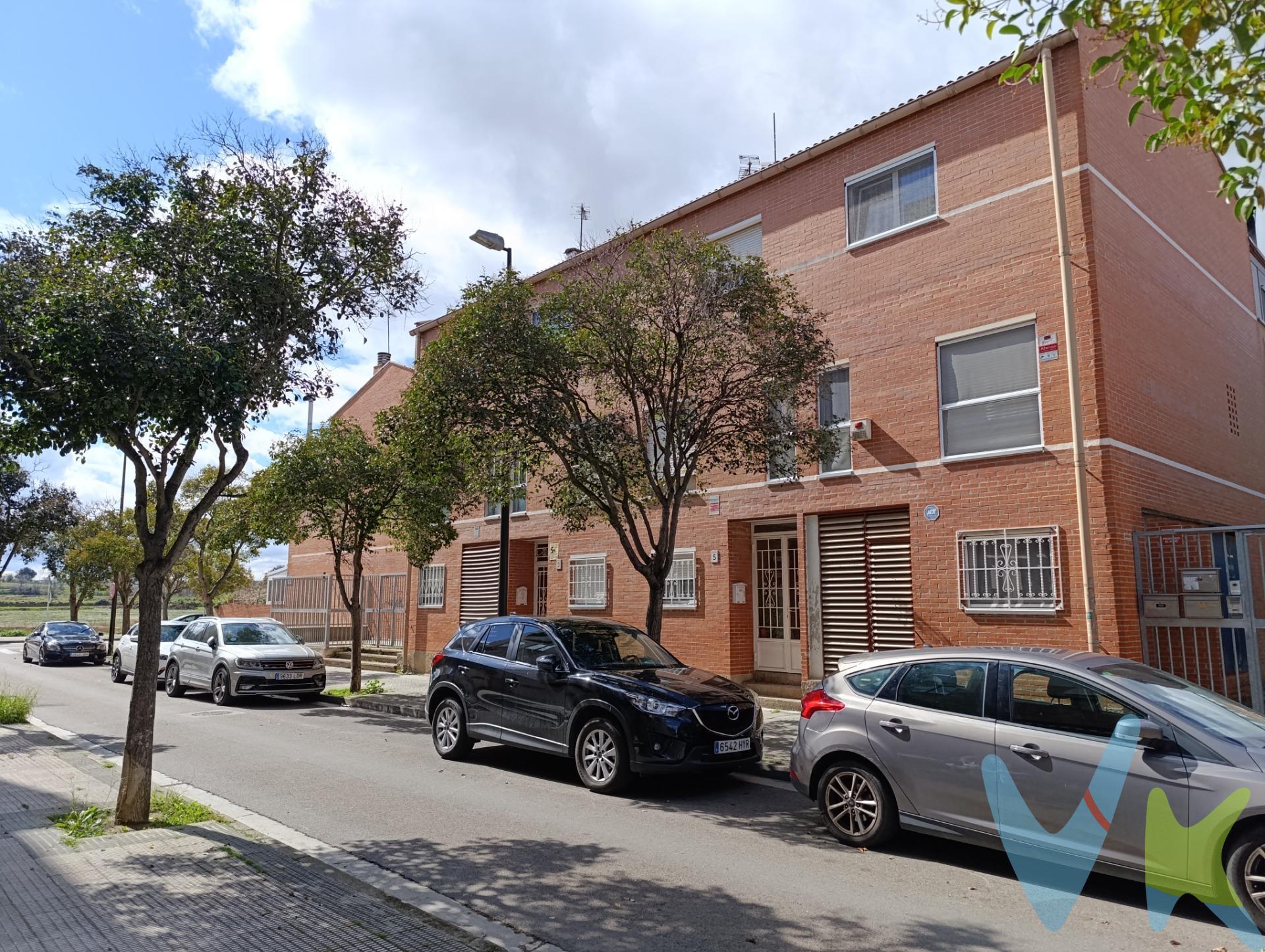 Miralbueno, Calle Los Olivos.-  Urbanización residencial "Las Peñetas II". Vivienda Unifamiliar adosada esquinera de 270 m² construidos y 190m2 útiles en cuatro plantas. Año 1989. Planta baja  salón con chimenea, aseo y cocina office. Terraza y jardin privado de 33m2. Planta 1ª, dos dormitorios (en origen tres) y  baño completo. Planta 2ª, buhardilla diáfana con cuarto de baño completo y terraza solarium. Planta sótano, bodega con chimenea y garaje.  Aire acondicionado por conductos y agua caliente sanitaria por termo electrico, calefacción electrica por acumuladores. Vivienda para actualizar a tu gusto. No dejes de ver la visita virtual 360º  donde podrá ver con todo detalle este inmueble. El precio indicado no incluye impuestos, gastos de notaría, registro y honorarios de intermediación.