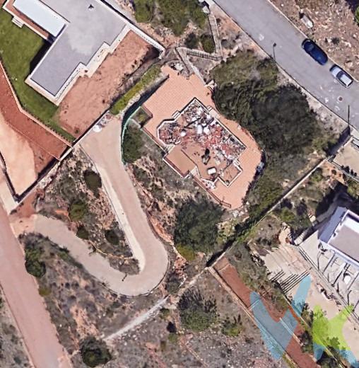 1.560 m² en una de las zonas más altas de la urbanización, con vistas al golf, la futura Ciudad Deportiva del CD Castellón… ¡e incluso al mar! Seguridad, entorno natural y un proyecto ya iniciado para construir la casa de tus sueños. Si estás buscando un lugar donde construir un hogar único, rodeado de naturaleza y con una ubicación verdaderamente privilegiada, esta parcela urbana de 1.560 m² en la Urbanización La Coma de Borriol lo tiene todo. Situada en la zona alta de la urbanización, la parcela cuenta con una pendiente natural que permite disfrutar de fantásticas vistas panorámicas al campo de golf, a la futura Ciudad Deportiva del CD Castellón e incluso al mar en el horizonte. Un espectáculo visual diario, en un entorno que transmite paz, exclusividad y calidad de vida. La urbanización, una de las más valoradas de la provincia, cuenta con seguridad privada, control de accesos y un entorno natural cuidado, ideal para familias que buscan tranquilidad, contacto con la naturaleza y una vida saludable, sin renunciar a estar a pocos minutos de Castellón. Además, la parcela ya dispone de una estructura resistente construida con base de forjado de unos 220 metros cuadrados, con rampa de acceso para vehículos y escaleras, lista para continuar el desarrollo de una vivienda unifamiliar o incluso instalar una casa modular moderna, aprovechando al máximo la orientación y las vistas. 📞 Haz realidad el proyecto que llevas tiempo imaginando. Contáctanos y descubre el lugar perfecto para construir tu hogar con vistas que lo cambiarán todo.