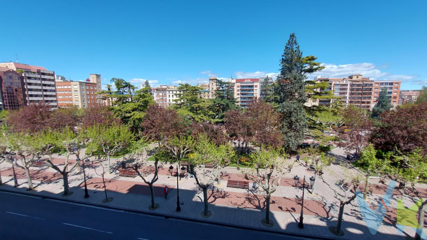 INMOBILIARIA SOLOZÁBAL presenta en el centro de Logroño este magnífico piso en venta, una oportunidad excepcional para aquellos que buscan una propiedad espaciosa y bien ubicada. Este distinguido inmueble ofrece una combinación perfecta de comodidad y elegancia, ideal para familias o personas que desean disfrutar de un estilo de vida urbano en un entorno dinámico y bien comunicado.A pocos pasos de las principales calles comerciales y centros de ocio de Logroño, la ubicación de este piso no podría ser mejor. Situado en la tercera planta de un edificio histórico, construido en 1959, este inmueble goza de un carácter y un encanto inigualables. La presencia de un ascensor en el edificio facilita el acceso, asegurando la comodidad para los residentes.Con sus generosos 170 m² útiles, el piso se presenta como una opción incomparable en el mercado. Cuatro amplias habitaciones ofrecen el espacio perfecto para acomodar cualquier necesidad, ya sea como dormitorios, oficinas en casa o habitaciones de huéspedes. La versatilidad de estos espacios invita a dar rienda suelta a la creatividad y adaptarlos al estilo de vida personal de cada residente.La distribución del piso ha sido cuidadosamente diseñada para maximizar la funcionalidad y el confort. Las estancias, bañadas de luz natural, son ideales para disfrutar tanto en momentos de ocio con familia o amigos como para relajarse al final del día. La amplitud del salón comedor se complementa con una agradable vista a la calle, proporcionando un rincón acogedor para el entretenimiento y el descanso.Además, la cocina independiente, equipada con todos los electrodomésticos necesarios, se presenta como un lugar perfecto para los amantes de la gastronomía. Su diseño optimizado permite realizar las tareas culinarias con facilidad y eficacia.No se puede olvidar mencionar el excelente acceso al transporte público, con paradas de autobús a escasos metros del edificio, facilitando la movilidad por la ciudad y sus alrededores. Este aspecto, junto con las conexiones rápidas a las principales vías de comunicación, hace de esta propiedad una opción ideal para quienes necesitan desplazarse con frecuencia.Al adquirir este piso, se obtiene no solo una vivienda amplia y cómoda, sino una experiencia de vida en una de las zonas más deseadas de Logroño. La posibilidad de disfrutar de todos los servicios y comodidades que ofrece el centro de la ciudad, junto con la tranquilidad de un hogar bien proyectado, es un lujo al alcance de unos pocos.Invitamos a los interesados a visitar este extraordinario inmueble. Sin duda, una visita en persona permitirá apreciar todos los matices y detalles que hacen de este piso una opción inigualable en el mercado actual. No pierda la oportunidad de hacer de este espacio su hogar. Estamos seguros de que cumplirá y superará sus expectativas. Estamos a su disposición para mostrarle cada rincón de esta maravillosa propiedad. No dude en contactarnos para concertar una visita y comenzar a vivir el sueño de tener un piso en el centro de Logroño. 