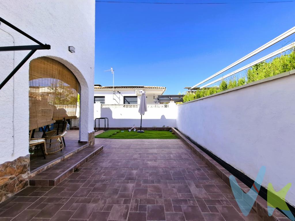Vivienda alquilada actualmente. Presentamos una oportunidad única para adquirir una encantadora casa adosada situada en la privilegiada zona de Playa Morro de Gos, en Oropesa del Mar. Esta propiedad es ideal tanto para quienes buscan una residencia permanente como para aquellos que desean una segunda vivienda cerca del mar. Con una superficie útil de 71.36 metros cuadrados y 87.38 metros cuadrados construidos, esta vivienda se destaca por su funcionalidad y acogedor diseño.Al entrar, se puede apreciar un ambiente cálido y amueblado. La casa cuenta con tres confortables habitaciones, proporcionando un espacio perfecto para familias o para recibir invitados. Sus espacios bien distribuidos permiten disfrutar del máximo confort en cada rincón del hogar.Una de las características más atractivas de esta vivienda es la terraza, un espacio perfecto para disfrutar de una tarde al aire libre, desayunos en familia o simplemente relajarse después de un día en la playa. La cercanía a la playa Morro de Gos no solo ofrece una ventaja para los amantes del mar, sino que también suma un valor añadido a la propiedad, permitiendo disfrutar de todas las actividades y servicios que esta área turística ofrece.Posibilidad de financiación hasta el 100%, pregúntanos y te haremos un estudio gratuito. Agencia Registrada con el número 1.399 en el Registro Obligatorio de Agentes Inmobiliarios de la Comunidad Valenciana. Puede consultar en la web de la GVA.Gastos e impuestos no incluidos en el precio. A título orientativo, en segundas transmisiones, el comprador abonará el Impuesto sobre Transmisiones Patrimoniales (ITP), cuyo tipo general en la Comunidad Valenciana es el 10% (*) sobre la base imponible, que será el mayor valor entre precio de compraventa, tasación o valor de referencia catastral. Gastos de notaría y Registro de la Propiedad: aproximado entre 1.000 y 2.000 euros (aranceles variables según precio, número de copias y complejidad). El comprador escoge libremente notario. El vendedor asume, por ley, los gastos que le correspondan, salvo pacto contrario. Si se precisa hipoteca, tasación, condiciones y costes bancarios según entidad elegida por el comprador; así como los gastos de gestoría y cualesquiera otros inherentes a la formalización de la compraventa. De acuerdo con la ley, no se incluyen en el precio otros gastos o tributos que legalmente correspondan al comprador. Los honorarios de intermediación inmobiliaria al vendedor no incluidos en el precio. Los honorarios de intermediación inmobiliaria al comprador: 2,5% + IVA calculados sobre el precio de venta con un mínimo de 3.000 euros + IVA(*) Consultar condiciones concretas según circunstancias personales o régimen fiscal aplicable. Puedes llamar al 722461985 y te informaremos de tu caso en concreto.El consumidor tiene derecho, conforme a la normativa vigente, a disponer de información y documentación adicional relativa al inmueble y condiciones de la compraventa, accesible en la sede física de la agencia situada en Avenida Rey Don Jaime nº74, 7ºB, Castellón de la Plana. La agencia actúa exclusivamente como intermediaria en la operación. Cualquier compraventa y sus condiciones quedan sujetas en todo caso a la aceptación expresa del vendedor del inmueble y a la posterior formalización del correspondiente contrato. El presente anuncio tiene carácter meramente informativo: la información suministrada se corresponde con la disponible a la fecha de publicación, pudiendo variar en función de las circunstancias o actualizaciones legales, contractuales y fiscales.  