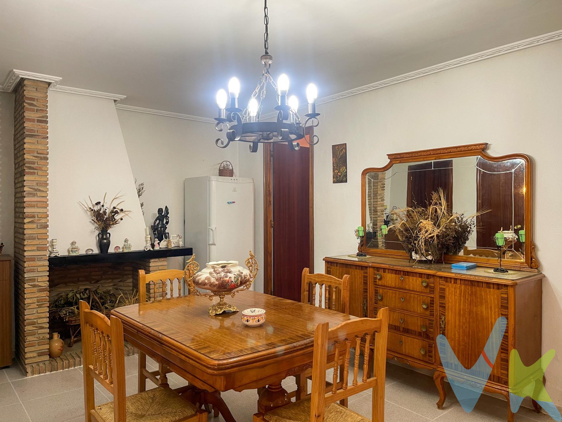 🏡 Casa de pueblo con alma y espacio para todo — Casas del Río, Requena. Hay lugares que invitan a quedarse, a bajar el ritmo y disfrutar de lo auténtico. Casas del Río es uno de esos rincones donde el tiempo se mezcla con el sonido del agua y la vida tranquila del interior. Famoso por su noria de madera, su río y su ambiente acogedor, este bonito pueblo se transforma con las estaciones: paz y silencio en invierno, alegría y naturaleza viva en verano. En este entorno privilegiado se encuentra esta amplia casa de pueblo de 318 m², con acceso a dos calles y un sinfín de posibilidades para vivir o disfrutar como segunda residencia. Nada más entrar, un gran hall da la bienvenida a una vivienda reformada con carácter y calidez. En la planta principal encontramos cuatro habitaciones dobles, un acogedor salón comedor con chimenea, una sala de estar también con chimenea, un aseo y una cocina equipada, pensada para reuniones familiares y buenos momentos alrededor del fuego. En la segunda planta, una amplia buhardilla o cambra, con el techo nuevo y vigas de hormigón, ofrece espacio extra para adaptar a tus necesidades: estudio, dormitorio, taller o zona de juegos. La parte trasera es un auténtico oasis: un patio cubierto con baño completo y lavadero independiente, que da paso a un gran patio con árboles, parras y flores, ideal para cenas al aire libre o tardes de verano. Además, cuenta con una segunda cocina con barbacoa y paellero, perfecta para disfrutar con familia y amigos. Y al fondo, un amplio garaje diáfano con capacidad para cuatro coches, con salida directa a la calle trasera: espacio de sobra para motos, barcas, canoas o cualquier afición que quieras mantener viva. 💶 Precio: 120.000 €. 📍 Ubicación: Casas del Río (Requena, Valencia). Una casa donde la vida de pueblo, la naturaleza y el espacio se encuentran para ofrecerte algo más que una vivienda: un estilo de vida auténtico. . La descripción del presente inmueble e imágenes tienen mero carácter informativo y en ningún caso carácter contractual, pudiendo ser modificados por la inmobiliaria comercializadora sin que ello implique responsabilidad alguna frente a terceros. En el precio de venta a público, esta propiedad NO incluye los gastos de adquisición (Notario, registro, gestión, honorarios, etc…). 