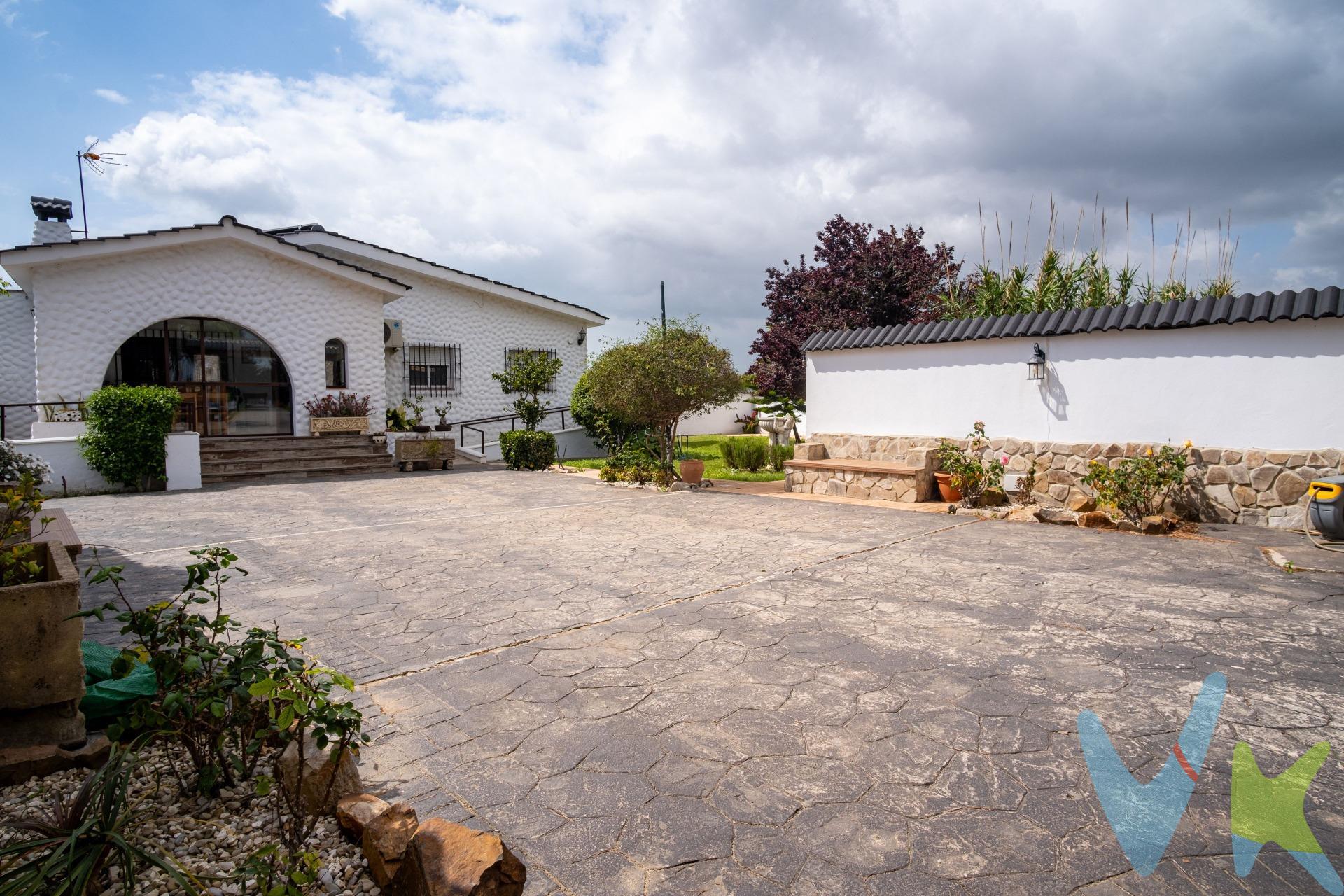 Espectacular chalet con todas las comodidades para vivir, ubicado en una zona privilegiada a escasos minutos del mar. Este magnífico inmueble cuenta con amplios espacios interiores que se distribuyen inteligentemente, ofreciendo un ambiente acogedor y funcional ideal tanto para familias como para aquellos que buscan disfrutar del sol y la brisa marina. El jardín exterior está perfectamente cuidado, proporcionando un entorno relajante donde puede disfrutar de agradables barbacoas o simplemente descansar al aire libre. Entre sus características destacan modernas instalaciones eléctricas e hidráulicas, calefacción centralizada y climatización en cada habitación. La propiedad también incluye un garaje privado  así como acceso directo a zonas comunes bien mantenidas . Sin duda alguna es una oportunidad única de inversión; la casa dispone de cuatro dormitorios con dos baños, salon con chimenea, aire acondicionado, cocina comoda. Junto a la casa un dormitorio de invitados. Ideal para disfrutar del buen tiempo con su piscina, salon de recreo y zona de ocio. Ven a verlo que te sorprenderá. OPERACION SUJETA A ITP TIPO GENERAL 7% RESPECTO AL PRECIO, EN CASO ESPECIALES SE PUEDE VER REDUCIDO AL 6% O 3,5% EN VIRTUD DE LA LEY 5/2021 DE 20 DE OCTUBRE DE TRIBUTOS CEDIDOS DE LA COMUNIDAD AUTONOMA DE ANDALUCIA. EL COMPRADOR EN CASO DE QUERER ADQUIRIR LA VIVIENDA A TRAVES DE LA AGENCIA DEBERA ABONAR A ESTA UNOS HONORARIOS QUE ASCIENDE AL 3% DEL PRECIO DE LA COMPRAVENTA MAS IVA DEL 21%. LOS GASTOS APROXIMADOS DE NOTARIA Y REGISTRO SE CIFRAN EN 1500€, EL IMPORTE EXACTO DEPENDERA DEL PRECIO FINAL DE LA COMPRAVENTA, NUMERO DE COPIAS DE LA ESCRITURA, NUMERO DE PAGINAS DE LAS ESCRITURA, COMPLEJIDAD, ETC. EN VIRTUD DE LO DISPUESTO EN EL ANEXO I DEL REAL DECRETO 1426/1989  (ARANCEL DE NOTARIA) Y ANEXO I DEL REAL DECRETO 1427/1989 POR EL QUE SE APRUEBA EL ARANCEL DE LOS REGISTRADORES DE LA PROPIEDAD. EN CASO DE NECESIDAD DE FINANCIACION BANCARIA PARA LA COMPRA, LOS GASTOS DE LA MISMA DEBERAN SER OBTENIDOS DE LA ENTIDAD BANCARIA QUE VAYA A FINANCIAR LA OPERACION. SE HACE CONSTAR QUE LA AGENCIA EFECTUA UNA LABOR DE INTERMEDIACION, Y QUE LAS CONDICIONES FINALES DE LA COMPRAVENTA QUEDAN SUJETAS A LA ACPEPTACION EXPRESA DE LA PARTE VENDEDORA Y A LA ULTERIOR FORMALIZACION DEL CONTRATO.