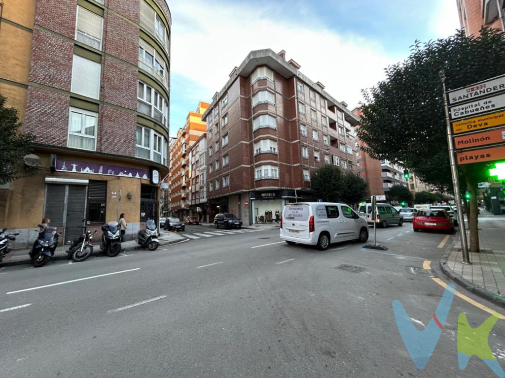 Hoy Presentamos una magnífica oportunidad de adquirir un estupendo piso en venta en el centro de Gijón.Situado en la Calle Prendes Pando en una de las zonas más codiciadas de la ciudad, este inmueble se erige como una opción ideal para aquellos que buscan una vivienda para vivir o para invertirDispone de 3 Habitaciones,Salon cocina y Baño,se encuentra en la segunda planta de un edificio bien mantenido, construido en 1969, que dispone de 2 ascensores, facilitando así su accesibilidad para todos los residentes Su ubicación no podría ser más conveniente, ya que está rodeado de todos los servicios necesarios y perfectamente conectado mediante transporte público, con una parada de autobús a escasos metros.Cabe mencionar que este piso goza de una situación privilegiada, ya que a su alrededor se encuentran múltiples tiendas, restaurantes, centros de educación y otros servicios públicos que enriquecen el día a día de sus habitantes. Asimismo, Gijón ofrece una combinación única de cultura, ocio y naturaleza, con playas a corto alcance y un entorno que invita a disfrutar de una calidad de vida excepcional.No deje pasar la oportunidad de visitar este piso y descubrir todas las posibilidades que ofrece. Contáctenos para concertar una visita a esta propiedad que  representa una inversión segura, tanto para vivir como para obtener rendimiento, dada su privilegiada ubicación y características. Además, en Gijón, la demanda de viviendas céntricas sigue en aumento, lo que garantiza la revalorización del piso a largo plazo.Esperamos su visita para mostrarle cada detalle que hace de este piso una opción inigualable en el corazón de la ciudad. El precio NO incluye: Impuestos, gastos de Notaría, registro y honorarios de los servicios contratados por los compradores a la Agencia Inmobiliaria.