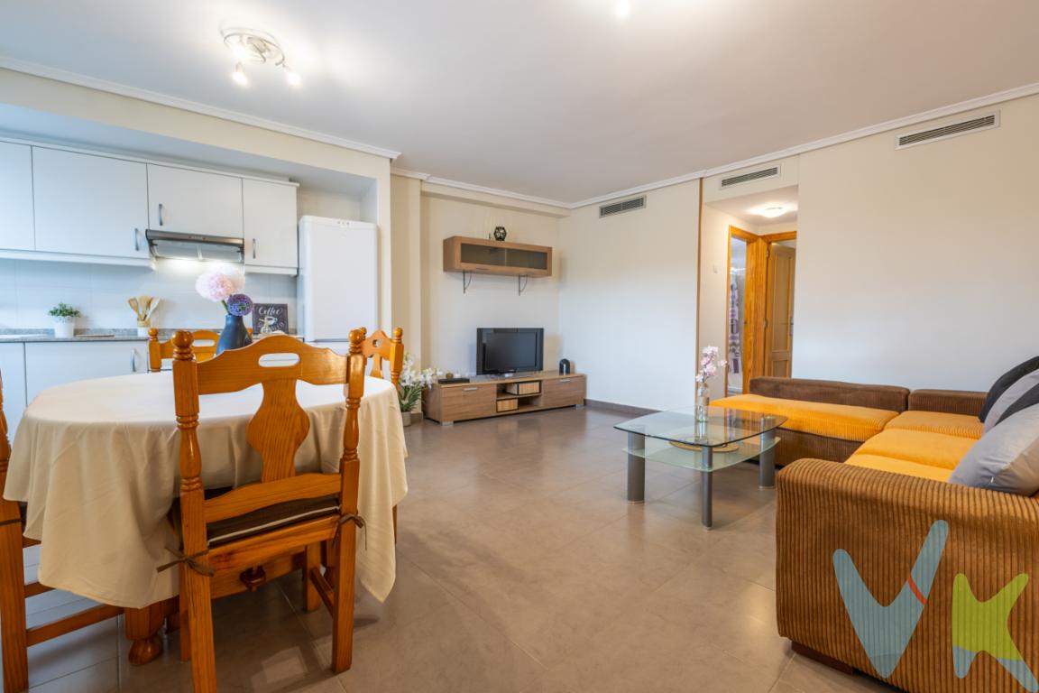 Bajo con gran terraza privada en zona playa, espacio luz y comodidad en Puerto de Sagunto.Si buscas una vivienda cerca del mar, con espacio exterior propio y una distribución cómoda y actual, esta propiedad en zona playa de Puerto de Sagunto es una oportunidad ideal tanto como vivienda habitual como segunda residencia.La vivienda cuenta con un amplio espacio diáfano donde se integran salón, comedor y cocina, creando una zona principal cómoda, luminosa y muy funcional.El salón ofrece amplitud real, con zona de descanso bien definida y espacio suficiente para mesa de comedor, ideal para reuniones y vida diaria.La cocina, abierta al salón pero perfectamente organizada, dispone de buena capacidad de almacenaje, amplia encimera y ventilación natural, aportando practicidad sin perder sensación de espacio.Dispone de dos habitaciones, el dormitorio principal es amplio cuenta con armario empotrado y tiene salida directa a la terraza, lo que aporta una agradable entrada de luz natural y una conexión directa con el exterior.La segunda habitación es perfecta como dormitorio individual, despacho o habitación de invitados, adaptándose fácilmente a diferentes necesidades.El baño completo, con plato de ducha y mobiliario funcional, se encuentra en muy buen estado y mantiene una línea neutra y actual.El gran valor añadido de esta propiedad es su amplia terraza privada.Un espacio exterior difícil de encontrar en la zona, ideal para crear una zona chill out, disfrutar de comidas al aire libre o simplemente relajarse en casa con total privacidad.Un auténtico desahogo que convierte la vivienda en algo especial.La decoración y parte del mobiliario que aparecen en las imágenes forman parte de un proyecto de home staging, realizado para ayudarte a visualizar el potencial real de la vivienda y cómo podría quedar una vez amueblada y decorada.Ubicada en una zona consolidada de Puerto de Sagunto, a pocos minutos de la playa y con todos los servicios cercanos supermercados, restauración, transporte y zonas verdes, esta vivienda combina comodidad, ubicación y espacio exterior.Una propiedad lista para entrar a vivir y disfrutar desde el primer día.Calificación energética: E.Contacta con nosotros para más información o concertar una visita.REF: 4668.