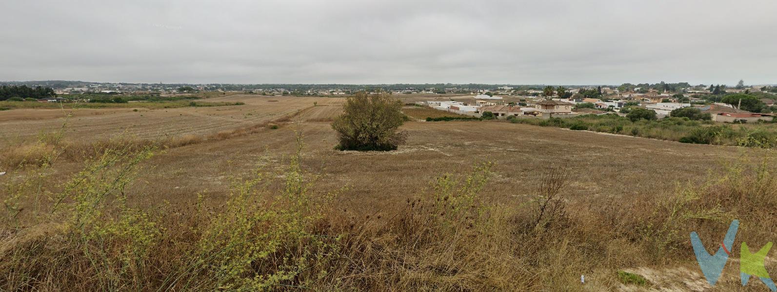 Se vende parcela ideal para la construcción de edificio de pisos, adosados o unifamiliares, con una extensión total de 7400 metros cuadrados. La propiedad cuenta con todos los servicios necesarios y se encuentra ubicada en una zona inmejorable cerca de colegios, supermercados y otros comercios locales. Esta es una oportunidad única para invertir en el desarrollo residencial en uno de los lugares más buscados por quienes desean disfrutar del clima cálido andaluz. Comercializamos este inmueble en exclusiva, lo que le garantiza el acceso a toda la información y un servicio de calidad único y personalizado. En cumplimiento del Decreto de la Junta de Andalucía 218/2005 del 11 de Octubre, se informa al cliente que los gastos notariales, registrales, ITP y otros gastos inherentes a la compraventa no están incluidos en el precio. Igualmente disponemos del Documento Informativo Abreviado de la Propiedad (D.I.A) , y de un Seguro de Caución para garantizar las cantidades entregadas a nuestra Agencia en concepto de Reserva y/o Arras.