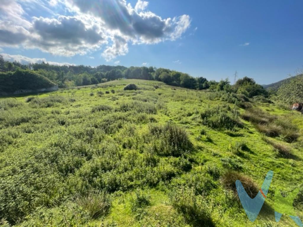 ¿Estás pensando en el lugar perfecto para construir hogar?, ¿una inversión cerca de la costa?, tenemos el lugar perfecto. En Labarces, perteneciente al municipio de Valdáliga y cerca del parque natural de Oyambre, un pueblo tranquilo y con un entorno maravilloso para disfrutar con los tuyos te ofrecemos estas parcela.Te damos dos opciones para que puedas hacerlo realidad, la primera, tenemos una parcela de unos 3000 m2 más una cuadra con proyecto y licencia para vivienda. La segunda, 2500 m2 aproximados de terreno en los cuales se pueden edificar hasta 3 viviendas. ¡Disponemos de todas las licencias y fichas urbanísticas!. Ven a verlo!!!