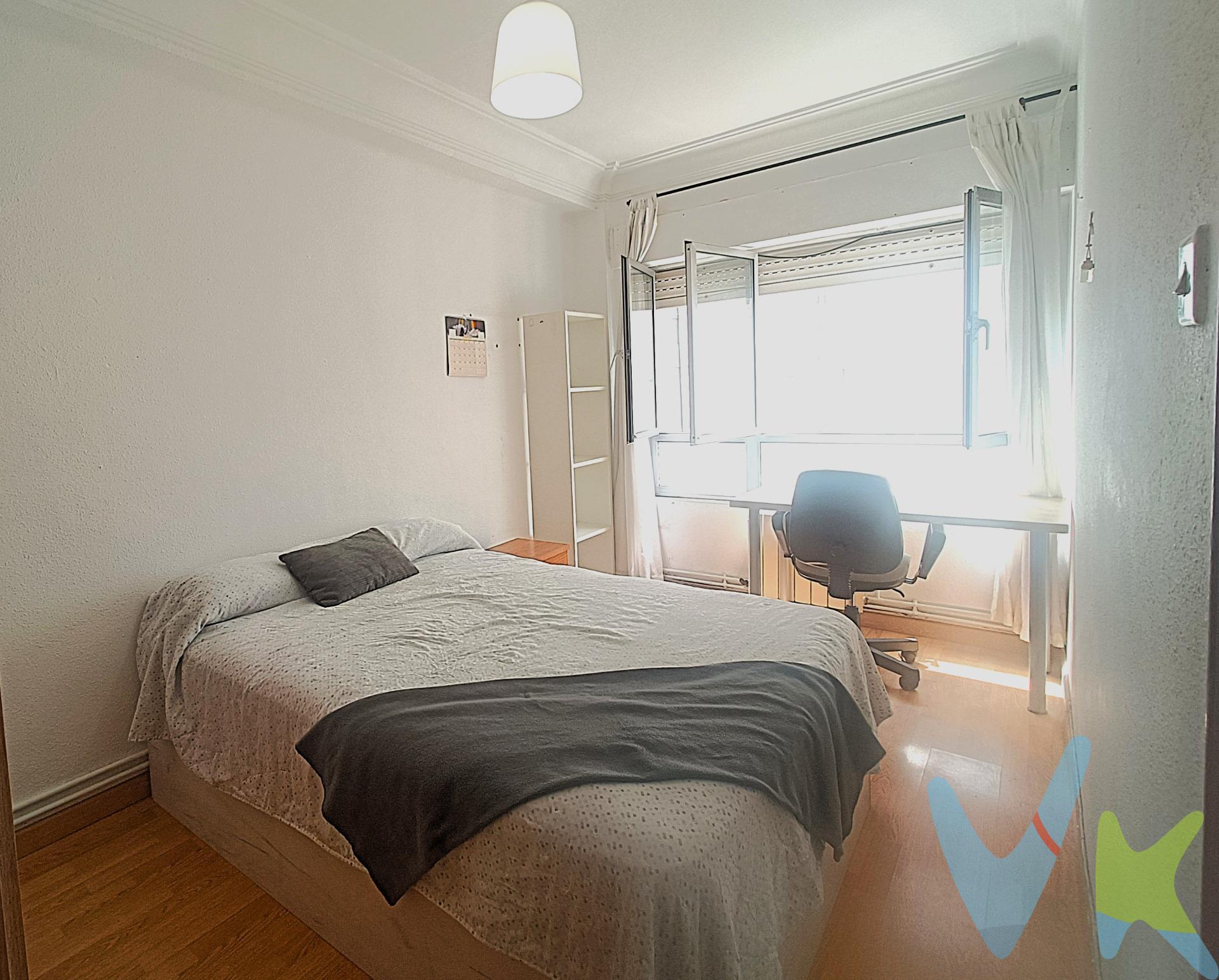 Una ubicación privilegiada junto a la bahía de Santander. Si buscas una vivienda en una de las zonas más especiales de Santander, esta puede ser una gran oportunidad. Situada en la calle Juan de la Cosa, justo detrás del tan nombrado Paseo de Castelar y de la bahía de Santander, disfruta de un entorno excepcional, con la ciudad y el frente marítimo a un paso. La vivienda cuenta con 3 habitaciones, salón, cocina y baño, y destaca especialmente por su luminosidad, gracias a sus grandes ventanales y a una orientación mayoritariamente sur. El edificio dispone de portal recientemente reformado y sin barreras arquitectónicas, aportando comodidad y accesibilidad. Una vivienda con una ubicación difícil de igualar, perfecta tanto para vivir aquellos que buscan una propiedad en una de las zonas más demandadas de Santander, como para rentabilizar alquilando. Los Impuestos gastos de Notaria y Registro no estan incluidos en el precio
