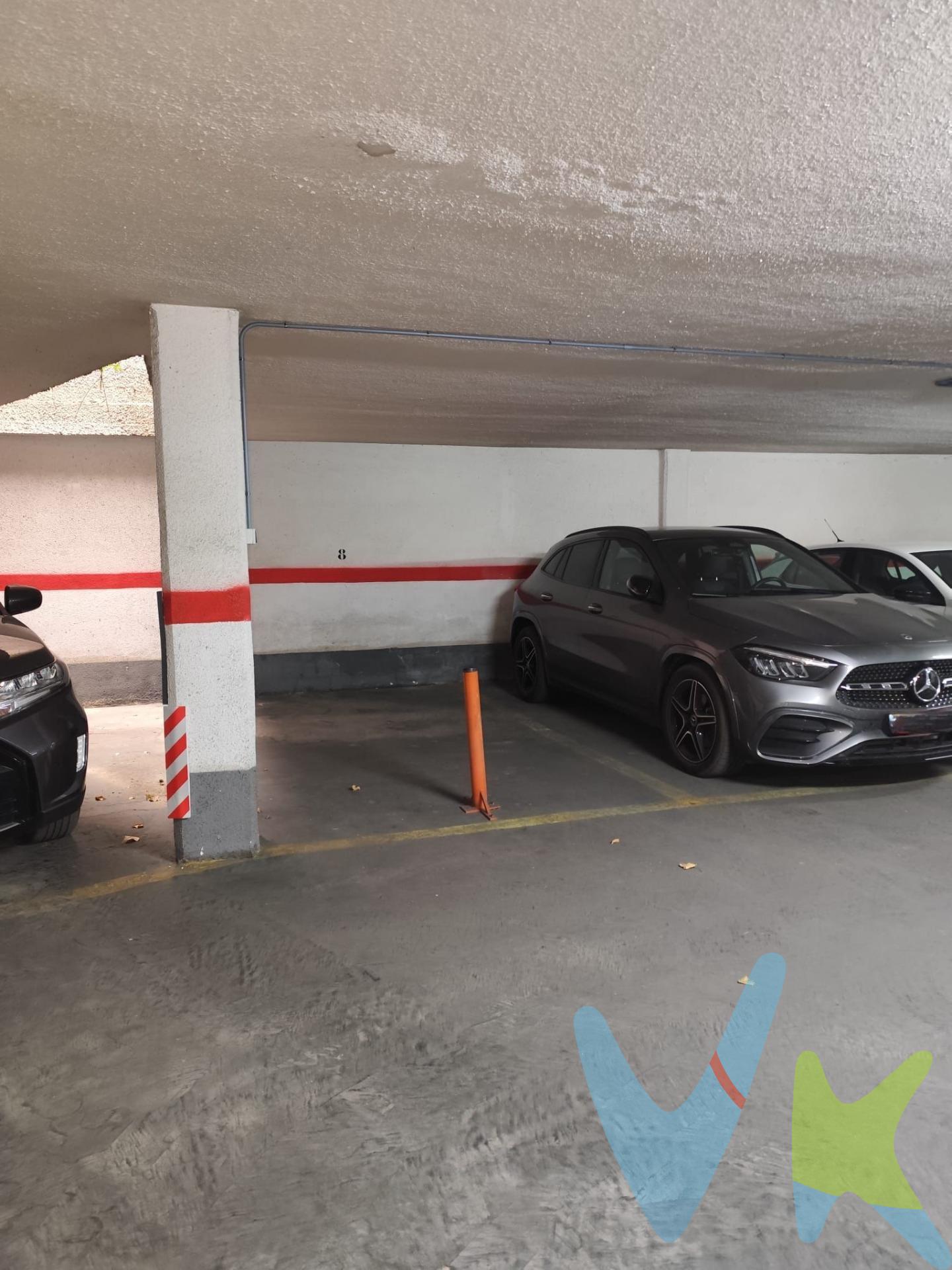Ubicación privilegiada y máxima comodidad de maniobra. Se vende plaza de aparcamiento para coche mediano en una de las zonas con mayor demanda de Valencia: la Avenida Primado Reig. Ideal tanto para residentes como para inversión debido a su ubicación estratégica y excelentes comunicaciones. Características Principales:. Accesibilidad Total: Entrada y salida fluida con excelentes accesos desde la vía principal. Ubicación Premium: Situada justo frente a la rampa de acceso, lo que facilita la entrada y salida rápida del vehículo sin recorridos laberínticos. Iluminación Natural: Espacio muy luminoso gracias a una claraboya superior, aportando una visibilidad y seguridad poco común en parkings. subterráneos. Facilidad de Maniobra: Espacio amplio y despejado que permite aparcar de forma sencilla y sin complicaciones. Entorno y Puntos de Interés:. La plaza se encuentra a escasos minutos de puntos clave de la ciudad:. Cercanía inmediata a zonas universitarias (UPV y UV). Próximo a paradas de Metrovalencia y líneas de EMT. Rodeado de servicios, comercios y centros de salud. ¿Cansado de dar vueltas buscando sitio? Esta es tu oportunidad de asegurar tu vehículo en una finca segura, cuidada y con una ubicación inmejorable. VENTA:. PVP 22.000€. Gastos e impuestos no incluidos en el precio. La compra conlleva impuestos y gastos de formalización para el comprador. A título orientativo se informa que en segundas transmisiones el ITP con carácter general en Valencia es del 10%, pudiendo existir otros tipos impositivos atendiendo a las circunstancias personales del comprador u otras circunstancias previstas legalmente. Base imponible del impuesto el mayor valor entre el precio de compraventa, la tasación o el valor de referencia catastral. En cuanto a los gastos de notaría y registro, en su caso, suelen oscilar aprox. entre 1,5% y 2,5% (aranceles variables según precio, n.º de copias y complejidad). El comprador elige notario. Si el comprador precisase de hipoteca: tasación, condiciones y costes bancarios serán según entidad elegida por el comprador, así como los gastos de gestoría, y cualesquiera otros gastos inherentes a la formalización de la compraventa que legalmente correspondan a la parte compradora, salvo pacto expreso en contrario con el vendedor. El consumidor tiene, conforme a la normativa vigente, a su disposición información y documentación adicional relativa al inmueble y condiciones de la compraventa, que podrá ser consultada en C/Joaquín Costa 4, bajo 46005 Valencia o urbe2@remax.es. Honorarios de mediación inmobiliaria a cargo del COMPRADOR: (3.000€ del precio final de venta más IVA (21%), salvo otro pacto.); y de VENDEDOR (según acuerdo con el mismo). Se informa al consumidor que la agencia actúa como intermediaria inmobiliaria en la operación, estando cualquier eventual compraventa y sus condiciones sujeta a la aceptación expresa del propietario-vendedor y a la posterior formalización del correspondiente contrato.