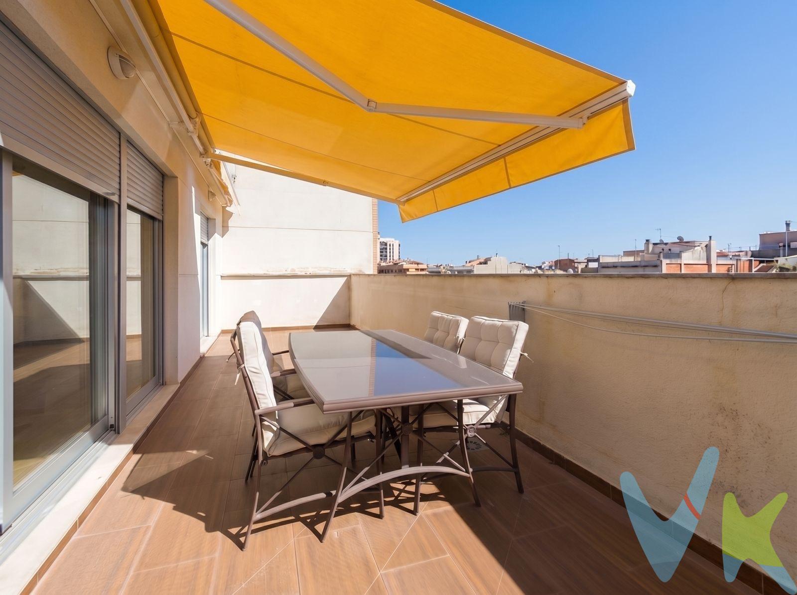 Presentamos este ático dúplex situado en la calle Cartagena, 25, una vivienda de 125,40 m² construidos y 102,90 m² útiles, distribuida en dos plantas que permiten una cómoda separación entre la zona de día y la zona de descanso. La vivienda dispone de tres dormitorios de generosas dimensiones y dos baños completos más un aseo. En la planta superior se encuentra el salón-comedor, un espacio amplio y luminoso con acceso directo a una terraza de 20,55 m², orientada a lo largo de toda la fachada de esta planta. Esta terraza, no incluida en la superficie útil de la vivienda, aporta una agradable entrada de luz natural al salón y amplía las posibilidades de uso y disfrute del espacio exterior. En esta misma planta se ubica también la cocina, de diseño moderno y totalmente equipada, concebida para ofrecer funcionalidad y comodidad en el día a día, con una distribución práctica y buena capacidad de almacenamiento. Completa esta planta un aseo de cortesía, equipado con inodoro y lavabo, aportando comodidad tanto para los residentes como para las visitas. La planta inferior alberga la zona de noche. Dos de los dormitorios comparten un baño completo ubicado en el distribuidor, mientras que el dormitorio principal dispone de baño incorporado en suite, proporcionando un mayor nivel de privacidad. Las tres habitaciones destacan por sus dimensiones y versatilidad, permitiendo adaptarlas a diferentes necesidades familiares o profesionales. La distribución de la vivienda se reparte aproximadamente en 67 m² en la planta inferior y 55 m² en la planta superior, aprovechando de forma eficiente cada espacio. Uno de los aspectos más destacados de esta propiedad es su zona de aparcamiento. No se trata de una plaza convencional, sino de un box cerrado de 34,65 m², con capacidad para estacionar cómodamente dos vehículos y disponer todavía de espacio adicional para almacenaje, bicicletas, herramientas u otros enseres. Además, la propiedad incluye un trastero independiente de 2,80 m² situado en las plantas inferiores del edificio. Como valor añadido, el edificio pone a disposición de sus residentes una exclusiva zona de bienestar ubicada en la última planta, donde se encuentra un mini gimnasio y un spa, ideales para disfrutar de momentos de relajación y mantener un estilo de vida saludable sin salir de casa. Los gastos de comunidad son de aproximadamente 243,56 € por trimestre. En cuanto a los gastos anuales de IBI, la vivienda tiene un importe de 649,79 €, el garaje de 170,74 € y el trastero de 7,97 €, lo que supone un total anual de 828,50 €. Por mandato expreso del propietario comercializamos este inmueble mediante contrato de multi-exclusiva, por el cual numerosas agencias colaboradoras, nacionales e internacionales, ofrecen esta vivienda a sus potenciales compradores, todo ello garantizando un servicio de calidad, un trato fácil, sencillo y sin interferencias de terceros, ya que la gestión es a través de nuestra agencia. *Impuestos, gastos de compraventa tales como honorarios agencia y financiación no incluidos. 
