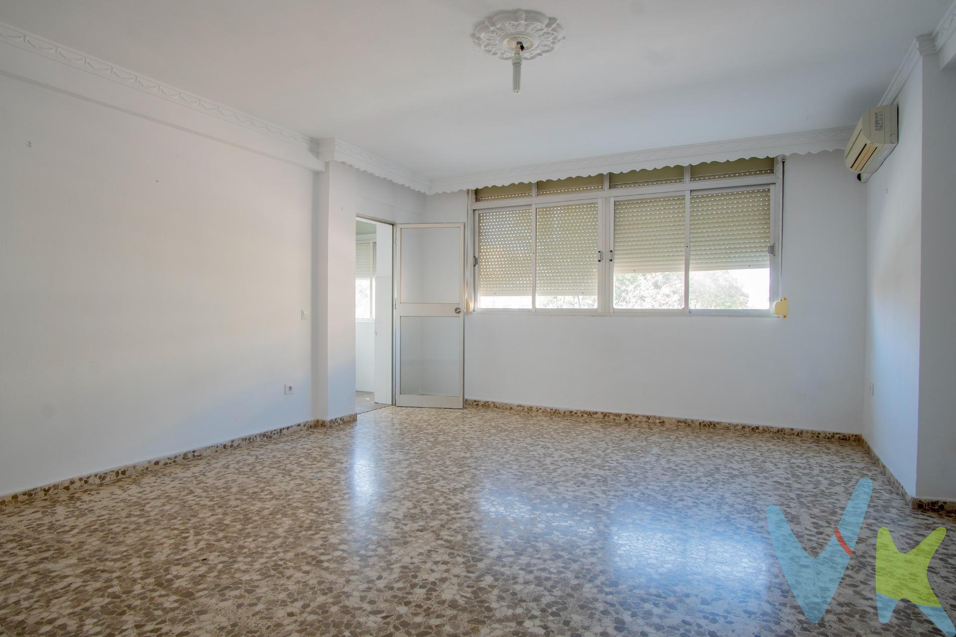 Hay viviendas que destacan por su equilibrio y, sobre todo, por la generosidad de sus metros. Este segundo piso en la calle Menéndez Pidal es una de esas piezas donde la amplitud se convierte en el mayor lujo. Situada en una ubicación estratégica, a un paso del centro, la propiedad ofrece la comodidad de tener todos los servicios a mano en un entorno urbano consolidado y dinámico. Al entrar, la sensación de claridad es inmediata. El salón-comedor es un espacio despejado y muy luminoso que conecta directamente con la terraza, permitiendo que la luz natural bañe toda la estancia principal. Es el lugar ideal para proyectar una zona social de concepto abierto, donde el interior y el exterior se fusionen para disfrutar del clima de la zona durante todo el año. La zona de noche se distribuye en tres dormitorios exteriores, estancias amplias que ofrecen una versatilidad absoluta para adaptarse a las necesidades de una vida moderna. Por su parte, la cocina cuenta con una distribución funcional y una excelente capacidad de almacenaje, complementada por un área de tendedero que aporta un desahogo muy valorado en el día a día. El baño principal ya ha sido actualizado con una cómoda placa de ducha. Con 100 metros cuadrados de superficie, esta vivienda es la base perfecta para quienes buscan un hogar espacioso y bien ubicado. Ya sea para entrar a vivir aprovechando su excelente estado o para realizar una actualización que potencie aún más sus posibilidades, esta propiedad representa una inversión segura en calidad de vida. Un lienzo en blanco con todo el espacio que necesitas para empezar tu próximo capítulo.