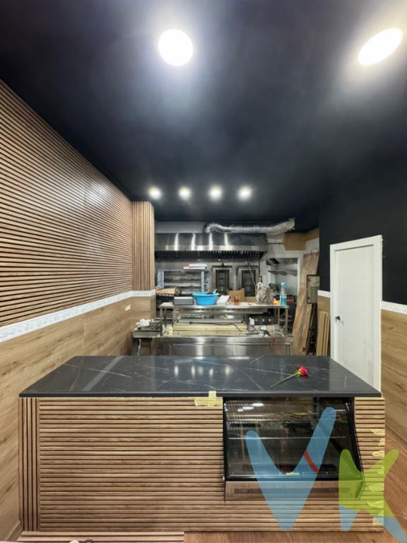 Local EN RENTABILIDAD céntrico acondicionado como Bar - Restaurante en el centro de Logroño.Local céntrico de 51 m² útiles. Fachada de 3 metros lineales. Zona de ocio  de Calle Somosierra con María Teresa Gil de Gárate. Salida de humos.Suelos de Gres. Baños. Puerta y fachada acristalada.