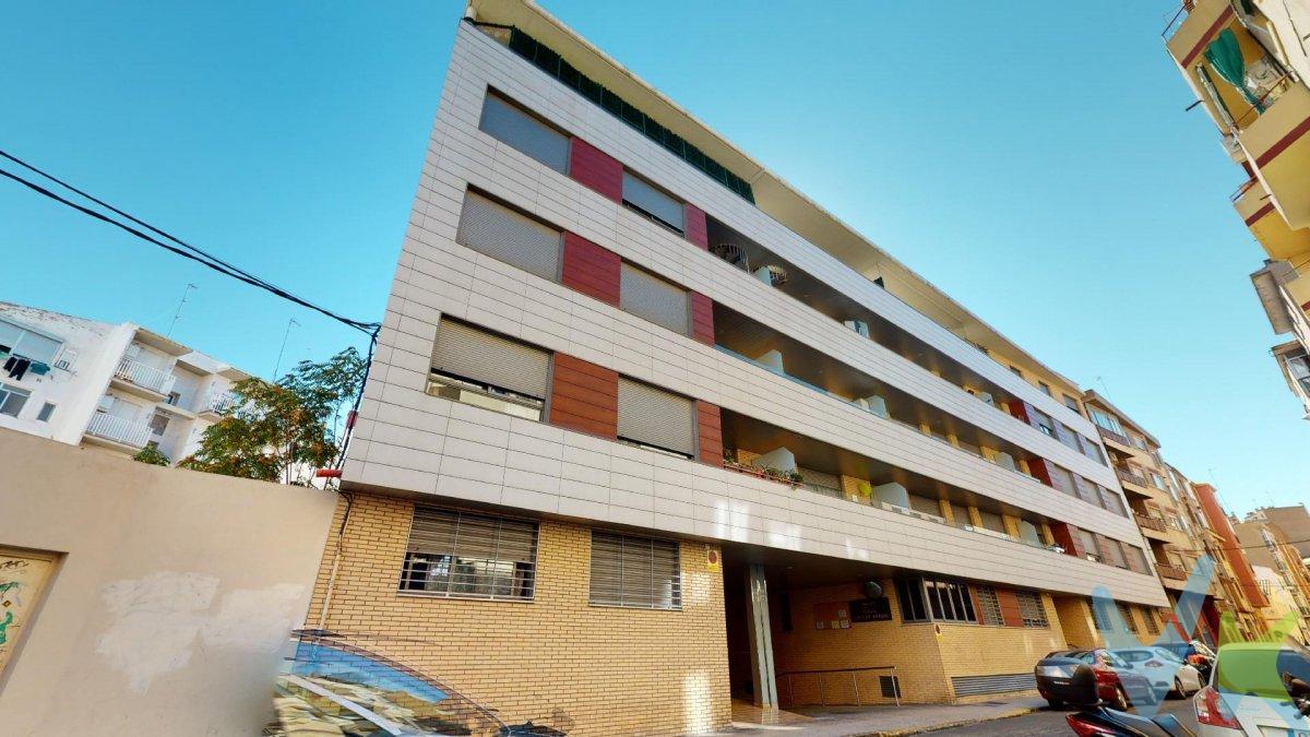 Calle Berenguer de Bardají "Edificio llave de Bardají".- Apartamento seminuevo del año 2008 de 43,35m2 útiles distribuidos en un dormitorio doble de 14m2 con armario empotrado vestido, salón - cocina - comedor de 20,55m2, vestíbulo y baño completo de 4,15m2 con bañera hidromasaje. Terraza en uso y disfrute privativo de 39,30m2 con toldo y toma de agua. Amueblado y equipado. Obra seminueva del año 2008 (Grupo Plaza 14) con excelente calidades, carpintería exterior de aluminio, color gris metalizado  y cristal tipo climalit, suelos en dormitorio y pasillo en parquet de haya y pavimentos de cocina y baño Porcelanosa. Cocina completamente equipada con electrodomesticos de alta gama en acero inoxidable.  Puertas en chapa de haya natural y principal con cerradura de seguridad. Calefacción y agua caliente sanitaria individual a gas ciudad y Aire acondicionado instalado en toda la vivienda. Videportero, Tomas de TV y teléfono en salón y dormitorio. Amplia plaza de Garaje en sótano de medidas 2,40m de ancho por 4,75m de largo y cuarto trastero de 6,15m2. Situado entre calle Delicias y Vía Universitas y cercano a Estación del AVE, dotado de Colegios, Institutos, consultorio médico y Zona deportiva. Bien comunicado con el centro con varias líneas de Bus. No dejes de ver la visita virtual 360º donde podrás ver con todo detalle esta vivienda. El precio indicado no incluye impuestos, gastos de notaría, registro y honorarios de intermediación.