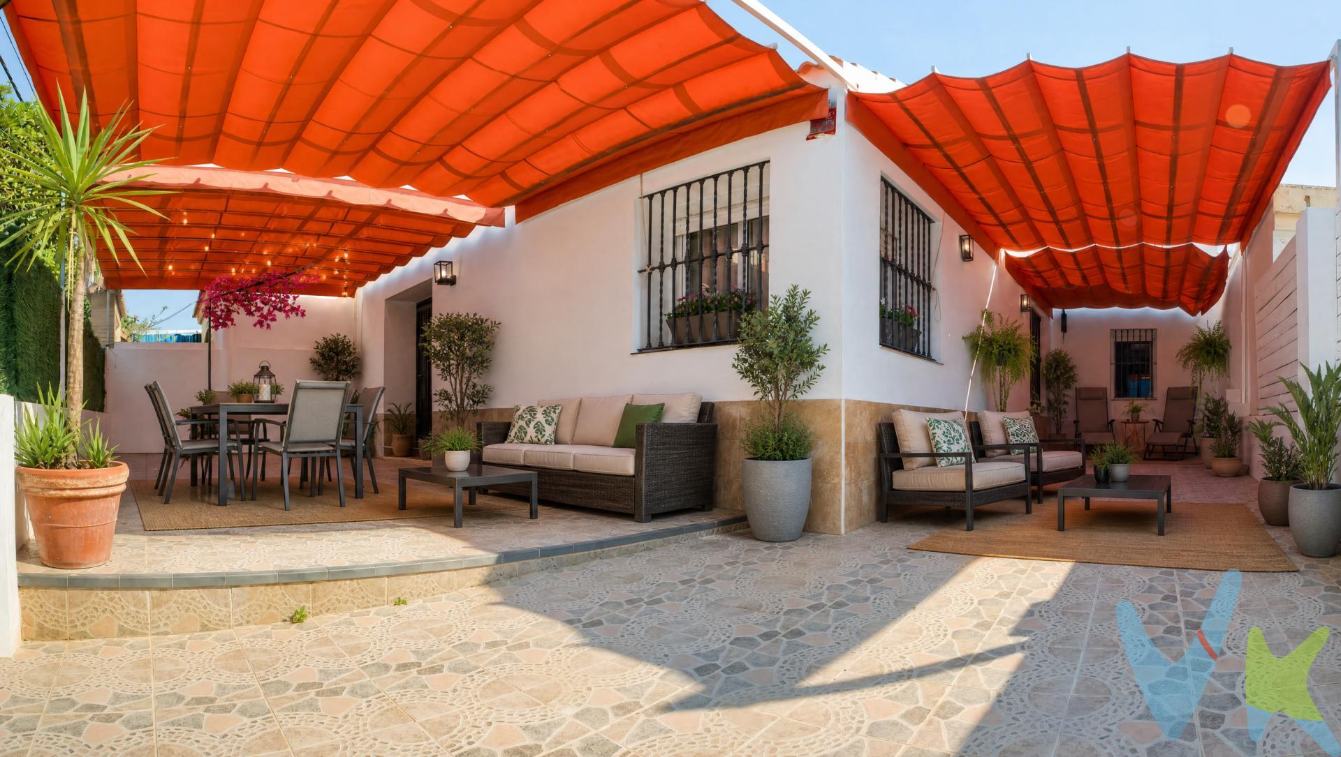 PRECIO: [310.000 + GASTOS] €. Te presentamos esta acogedora vivienda de una sola planta situada en una tranquila urbanización de chalets con piscina y club social. La casa cuenta con un agradable patio delantero,en Ele dando luz a toda la casa , un amplio salón de 27 m², que da paso a todabla vivienda,cocina independiente de muy buen tamaño y salida al patio y un baño equipado con doble lavabo. Además, dispone de patio trasero, ideal para disfrutar del aire libre en familia. La vivienda ha sido recientemente pintada y presenta numerosas mejoras, lista para entrar a vivir. En la planta superior encontrarás un práctico trastero con múltiples posibilidades: gimnasio, despacho, sala de ocio o simplemente espacio extra de almacenamiento. Una oportunidad para quienes buscan comodidad, amplitud y calidad de vida en un entorno residencial. En cumplimiento de las obligaciones de información previstas en la Ley 10/2025, de 28 de diciembre, de servicios de atención a la clientela y transparencia, así como en la normativa sectorial vigente, se hace constar que el precio indicado no incluye los gastos e impuestos inherentes a la adquisición, los cuales se desglosan a continuación:. •Impuesto sobre Transmisiones Patrimoniales (ITP): Se aplicará el tipo impositivo vigente en la Comunidad Autónoma de Andalucía, generalmente el 7% (21.700€), sin perjuicio de tipos reducidos del 3,5%, 1,2% o 1% aplicables según las circunstancias personales del comprador o las características del inmueble). El impuesto se devenga sobre el Valor de Referencia de Catastro o el precio de venta, aquel que resulte superior. •Gastos de Notaría: Los honorarios notariales se calcularán conforme al arancel oficial regulado en el Anexo I, del Real Decreto 1426/1989, de 17 de noviembre, por el que se aprueba el arancel Notarial. •Gastos de Registro: La inscripción en el Registro de la Propiedad se facturará según el arancel oficial establecido en el ANEXO I, del Real Decreto 1427/1989, de 17 de noviembre, por el que se aprueba el arancel Notarial. •Gastos de Gestión (Gestoría): Los honorarios por la tramitación administrativa, liquidación de impuestos e inscripción registral ascienden aproximadamente a 545 € (IVA incluido). •Honorarios Agencia del Vendedor: incluidos en el PVP. •Honorarios Agencia del comprador: La agencia prestará los servicios de información, asesoramiento y acompañamiento previstos en el Encargo de Servicios y en el D.I.A. Si solicita servicios adicionales o personalizados, sus honorarios serán informados previamente, de forma individualizada y por escrito, conforme a la libertad de pactos y a la normativa vigente. NO VINCULADOS AL PRECIO DE COMPRA. Para una información exhaustiva sobre el funcionamiento, tipos impositivos y bonificaciones del ITP en Andalucía, puede consultar el portal oficial de la Agencia Tributaria de la Junta de Andalucía en el siguiente enlace:. Documento D. I. A. a disposición del consumidor según Decreto 218/2005 Junta de Andalucía. . 