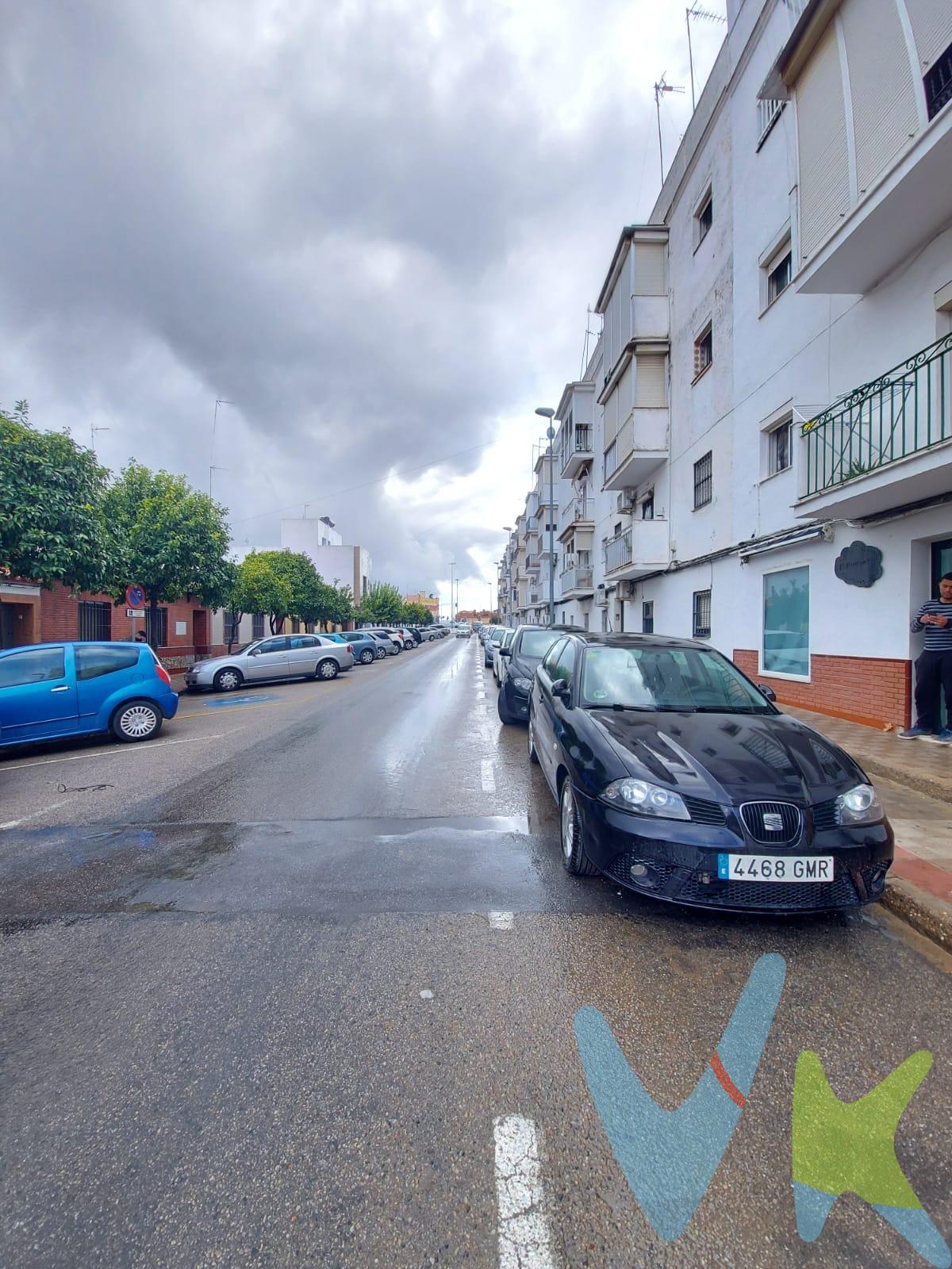 INVERSORES: RENTABILIDAD DESDE EL PRIMER DÍA – VIVIENDA YA ALQUILADA. 2ª planta sin ascensor | Reformada | Inquilino estable. ¿Buscas una inversión con inquilino consolidado y sin incertidumbres? Esta propiedad es para ti:. Renta mensual actual: 450 €/mes. Contrato vigente: el comprador se subroga (finaliza en enero de 2028). Reforma integral: realizada hace 5 años. Inquilino solvente y al corriente de pagos. Características de la vivienda:. 2 dormitorios. 1 baño con plato de ducha. Cocina amueblada con electrodomésticos. Lavadero. Terraza. Ubicación:. Junto a la Nacional IV con fácil acceso. Lanzadera de metro que conecta directamente con el Metro de Montequinto y Universidades. Zona bien comunicada y con alta demanda de alquiler. Ventajas para inversores:. Edificio sin ascensor → menos gastos comunitarios, mayor rentabilidad. Vivienda entregada con alquiler activo. Ingresos desde el primer día, sin necesidad de reforma ni búsqueda de inquilino. Producto estable, de bajo riesgo y con alta demanda. � Una fórmula ganadora para diversificar tu cartera inmobiliaria con un activo seguro y rentable. CONDICIONES:. Por mandato expreso del propietario, comercializamos este inmueble en exclusiva, lo que le garantiza el acceso a toda la información, a un servicio de calidad, un trato fácil, sencillo y sin interferencias de terceros. Por este motivo, se ruega no molestar al propietario, a los ocupantes de la propiedad o a los vecinos. Muchas gracias por su comprensión. GASTOS E IMPUESTOS INHERENTES A LA COMPRA NO INCLUIDOS EN EL PRECIO, como ITP, notaría, registro, honorarios profesionales de agencia y posible financiación. D. I. A. (Documento de Información abreviado) a disposición del consumidor que lo solicite, en base a lo dispuesto en el Decreto 218/05 de 11 de Octubre que regula el Reglamento de Información al Consumidor en la compra-venta y arrendamiento de vivienda en Andalucía.