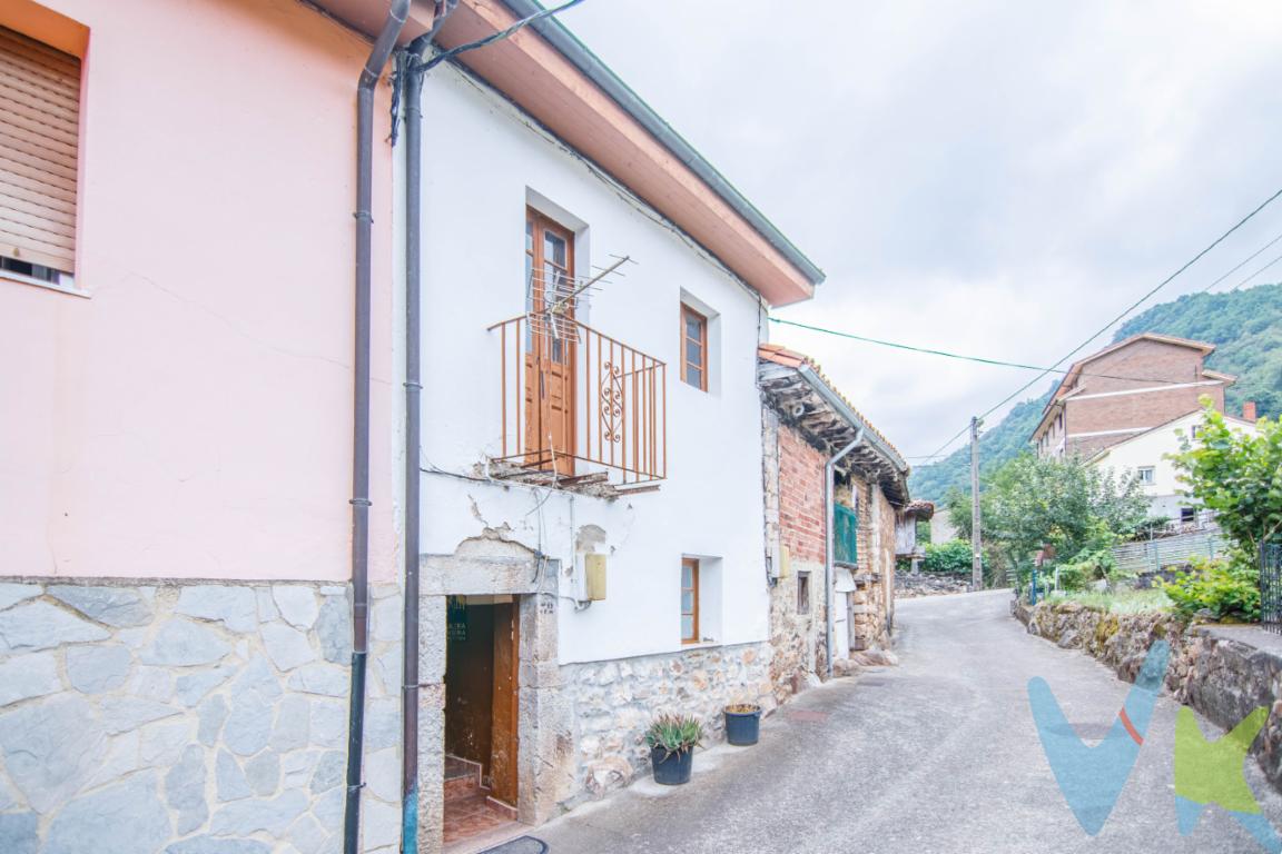 Encantadora casa de pueblo asturiana para reformar en El Páramo (Teverga). Con elementos originales y tejado en buen estado.¡Oportunidad única para amantes de lo auténtico y los proyectos de reforma!Ponemos a la venta esta casa tradicional asturiana de 105 m² construidos, distribuida en dos plantas, ubicada en la pintoresca localidad de El Páramo (Teverga). Una propiedad llena de carácter y posibilidades, situada a solo unos pasos del conocido hotel/restaurante Casa Manolo, en pleno corazón del Parque Natural de las Ubiñas-La Mesa.La casa conserva la esencia de las construcciones rurales asturianas, ofreciendo una base sólida para crear la casa de tus sueños, ya sea como primera vivienda, refugio vacacional o inversión para turismo rural.Las ventanas ofrecen vistas al pintoresco entorno rural y a las montañas que rodean el valle de Teverga.La casa está para reformar, lo que permite redistribuir los espacios a tu gusto.Planta Primera: Pasillo distribuidor que da acceso a 3 dormitorios (uno doble y dos individuales), algunos con suelos de madera. Sala de estar con una puerta-ventana que da a un pequeño balcón con rejería de forja, típico de la zona.Suelos de madera original en algunas estancias, que aportan calidez y autenticidad.Planta Baja: Una cocina de carbón/leña antigua de hierro fundido, que puede ser la pieza central de una cocina rústica, una zona con un horno de piedra tradicional integrado en la pared, perfecto para los amantes de la cocina a la antigua usanza o para crear un rincón único, un baño completo con plato de ducha, y una zona de lavadero/almacenaje bajo la escalera.Escalera de madera que comunica las dos plantaLa propiedad cuenta con muros de piedra tradicionales y, lo más importante, el tejado está en buen estado, lo que simplifica y reduce el coste de la reforma.Ubicada en el Páramo de Teverga, la casa se encuentra en una Reserva de la Biosfera, rodeada de una naturaleza exuberante. Es el lugar ideal para disfrutar de la tranquilidad, hacer rutas de senderismo (como la Senda del Oso, a pocos minutos), practicar escalada, y deleitarse con la gastronomía local.Es un punto de partida estratégico para amantes de la montaña, la escalada y el senderismo. A pocos minutos de la propiedad se encuentran algunas de las rutas más famosas de Asturias:Cueva Huerta. Ruta Vaqueira (PR-AS 176). Puerto de Ventana y Peña Ubiña. Cascada del Xiblu. Senda del Oso etc.A tan solo unos minutos en coche de San Martín (capital del concejo), donde dispones de todos los servicios necesarios: centro de salud, supermercados, bancos, farmacia, colegios y excelente oferta gastronómica.El precio de venta no incluye los gastos e impuestos derivados de la operación. Corresponden al comprador el pago del Impuesto sobre Transmisiones Patrimoniales (ITP), calculado sobre el valor más alto entre el precio de venta y el valor de referencia catastral, así como los honorarios de notaría y registro según aranceles oficiales, teniendo el comprador libertad para elegir notario. Para consultar los porcentajes del ITP en Asturias puede hacerlo a través de la web oficial de servicios tributarios del Principado de Asturias https://sede.tributasenasturias.es/sites/sede/default/es_ES/Que-quiereshacer/Transmisiones-Patrimoniales-y-AJD. Asimismo, el comprador asumirá los gastos de tasación y costes bancarios si precisa hipoteca. Por su parte, el vendedor asumirá el pago de la plusvalía municipal y los honorarios de intermediación. Este anuncio es meramente informativo y los interesados tienen derecho a solicitar la documentación adicional del inmueble conforme a la normativa vigente. ¡No dejes pasar esta oportunidad de crear tu refugio soñado en la montaña asturiana! Contacta para concertar una visita. 
