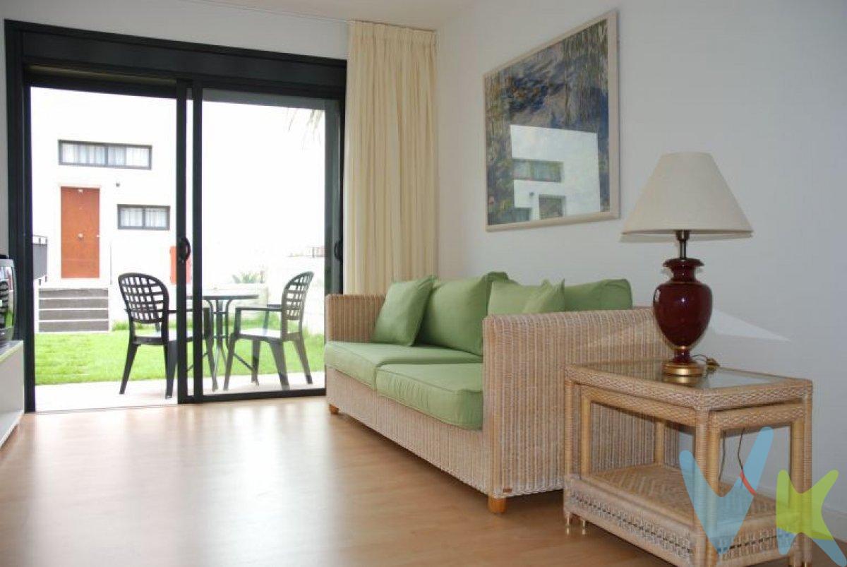 Se vende fantástico loft en la Residencia Comunitaria Universitaria de Tafira, ubicado dentro del Campus Universitario de la ULPGC, junto a la Biblioteca General y a tan solo 7 minutos del centro de Las Palmas de Gran Canaria. Una propiedad ideal para inversión en alquiler para estudiantes, situada en una zona con alta demanda durante todo el año académico. La vivienda dispone de luminoso salón con cocina integrada, baño completo, terraza privada, pequeño jardín y plaza de garaje incluida. Se vende totalmente amueblado y equipado, listo para entrar o comenzar a rentabilizar desde el primer día. Cuenta con todo lo necesario para el día a día del estudiante: vitrocerámica, lavadora, frigorífico, menaje, lencería y mobiliario. El complejo residencial dispone de cámaras de vigilancia y servicio de seguridad, ofreciendo mayor tranquilidad y control de accesos. Ubicación estratégica dentro del Campus Universitario de Tafira, rodeado de facultades, bibliotecas, transporte público y todos los servicios. Ideal para inversores que buscan una propiedad con potencial de rentabilidad en alquiler universitario.
