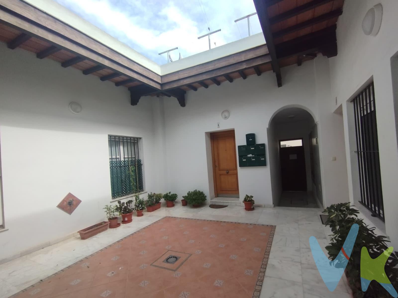 ¿Buscas un hogar cómodo y bien ubicado en San Fernando? ¡Esta es tu oportunidad!. Ponemos a la venta un estupendo piso en planta baja, situado en pleno centro de San Fernando, con todo tipo de servicios a tu alcance: supermercados, colegios, centros médicos, transporte público y mucho más. ✅ Características del inmueble. 	•	2 dormitorios con armarios empotrados. 	•	1 baño completo. 	•	Salón-comedor con acceso a balcón interior. 	•	Cocina americana amueblada y funcional. 	•	Patio de uso privativo con techo cubierto mediante pérgola: ideal para disfrutar en cualquier época del año. 	•	Azotea transitable en el edificio. Una vivienda cómoda, luminosa y bien distribuida, perfecta tanto para vivir como para invertir. 📍 Ubicación inmejorable en zona céntrica, tranquila y con excelentes conexiones. ¡No pierdas esta oportunidad! Contáctanos para más información o para concertar una visita. Disponemos del Documento Informativo Abreviado de la propiedad (D.I.A), según Decreto 218/2005, de 11 de octubre. La Agencia Inmobiliaria también dispone de  Seguro de Caución, para la garantía y protección de las cantidades económicas  entregadas como señal para la reserva de una vivienda. Así mismo, informamos que los gastos Notariales, Registrales, ITP, Honorarios de la Agencia y otros gastos inherentes a la compraventa no está incluidos en el precio. Por mandato expreso del propietario, comercializamos este inmueble en exclusiva compartida, lo que le garantiza el acceso a toda la información, a un servicio de calidad, un trato fácil, sencillo y sin interferencias de terceros. Por este motivo, se ruega no molestar al propietario, a los ocupantes de la propiedad o a los vecinos. . Muchas gracias por su comprensión. 